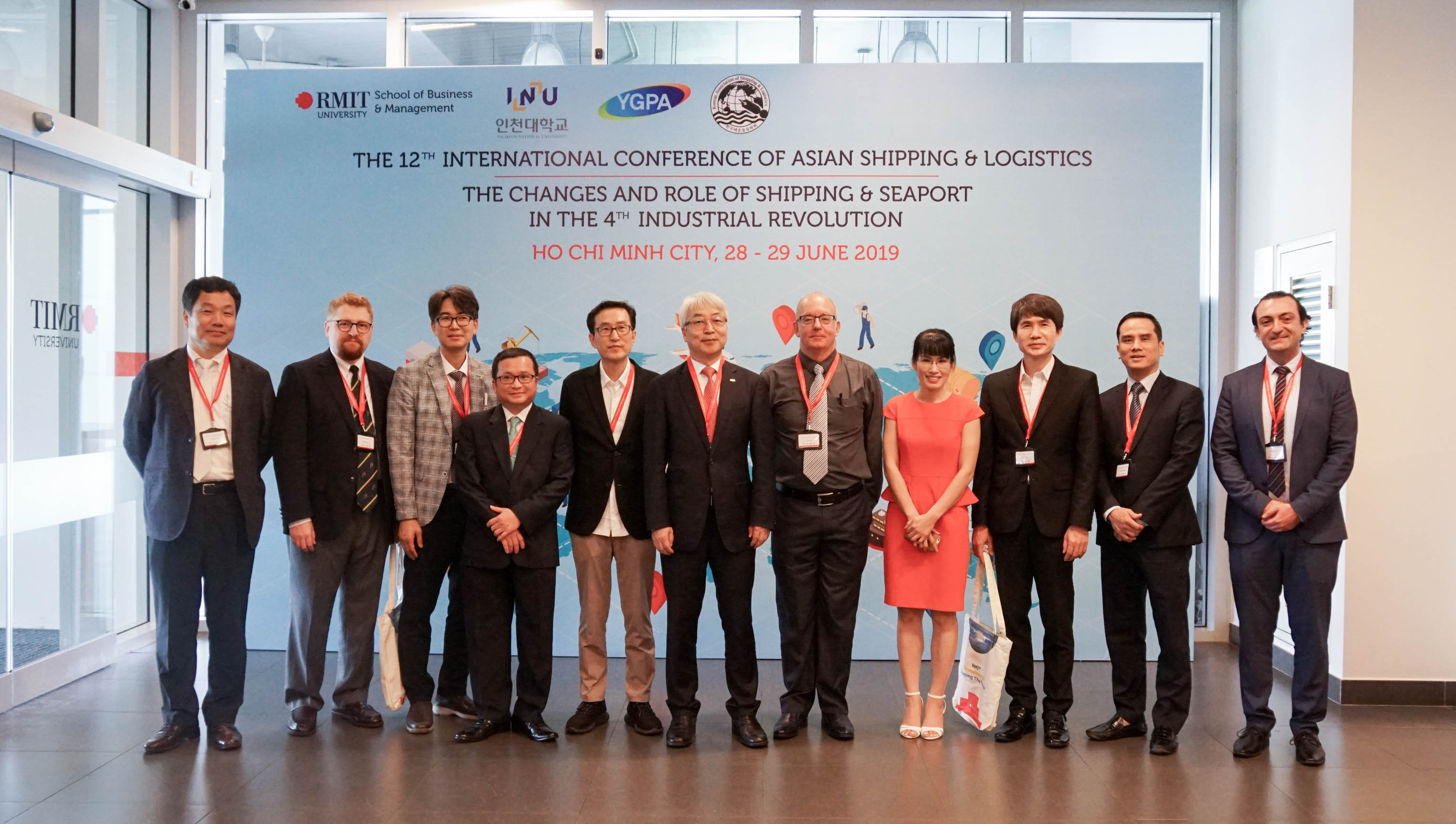 12th International Conference of Asian Shipping and Logistics discuss 29 different topics relating to the changes and role of shipping and seaports in the 4th Industrial Revolution. Photo: Prof. Dr. Tae-Won Chung, President of the Korea Association of Shipping and Logistics (3rd from left); Dr. Min Sik Cha, President of the Yeosu-Gwangyang Port Authority (6th from left); Prof. Ian Alexander Eddie, VinaCapital Professor of Private Equity, RMIT Vietnam (7th from left); Mr. Pham Huy Toan, Head of Vietnam Marin
