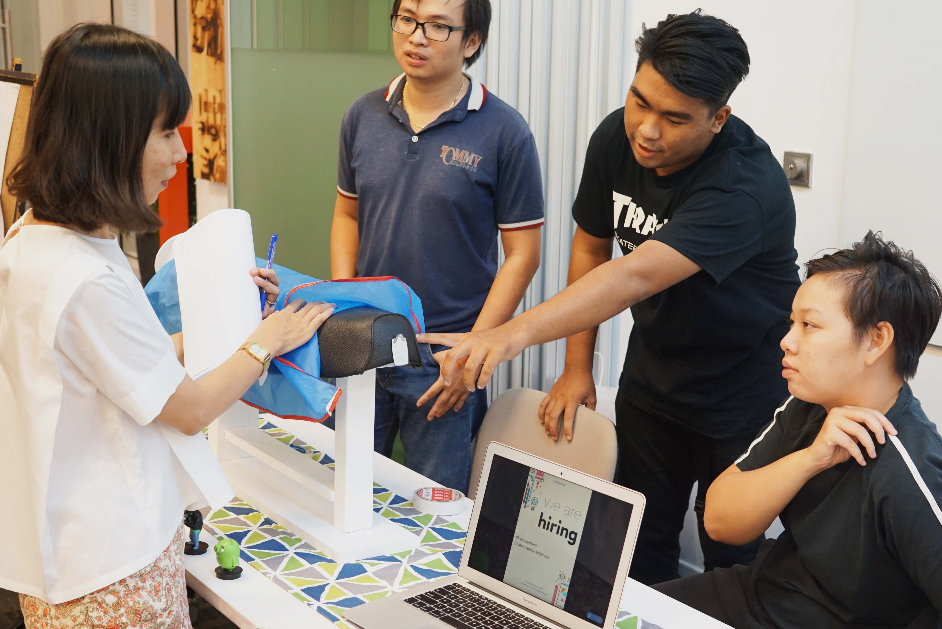 Students get feedback from the course lecturer on their business idea ‘Clo-tector’, a bike accessory to protect bicycle seats from both sun and rain.