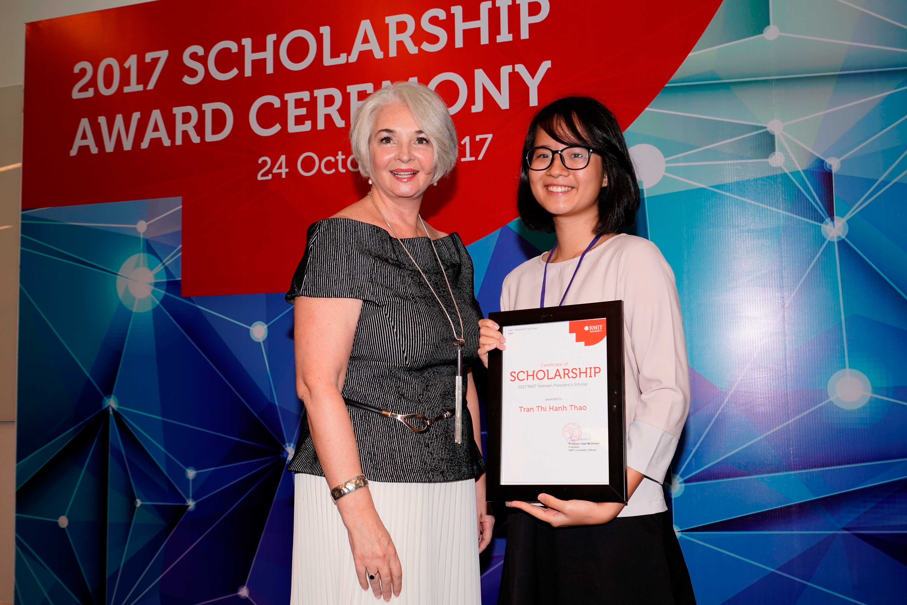 Tran Thi Hanh Thao receiving President’s Scholar award from RMIT Vietnam President Prof Gael McDonald			