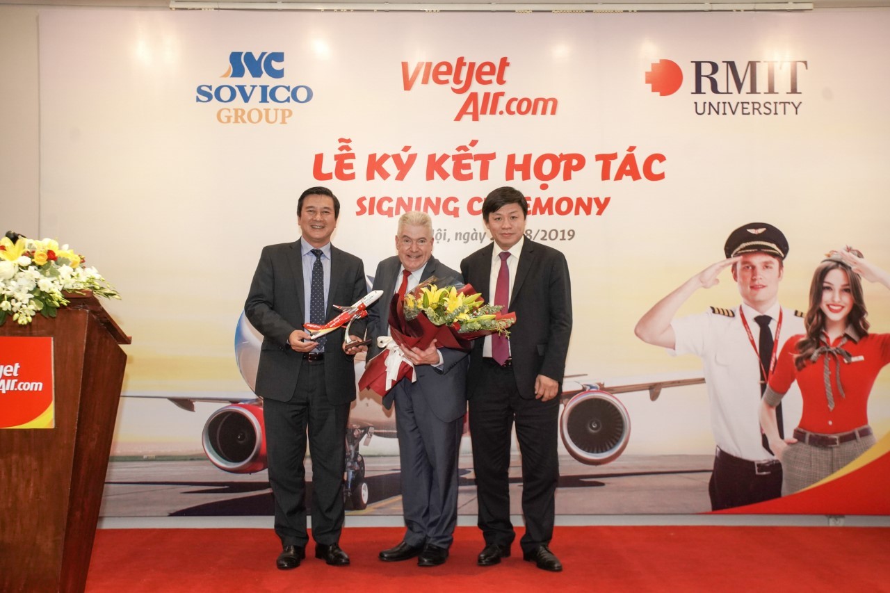 (Từ trái sang) ông Trần Hoài Nam (Phó tổng giám đốc Ngân hàng HD kiêm Phó tổng giám đốc Vietjet), ông Martin Bean (Phó chủ tịch Hội đồng trường kiêm Giám đốc Đại học RMIT), và ông Nguyễn Thanh Hùng (Chủ tịch HĐQT Tập đoàn Sovico, Phó chủ tịch HĐQT Vietjet) tại lễ ký kết