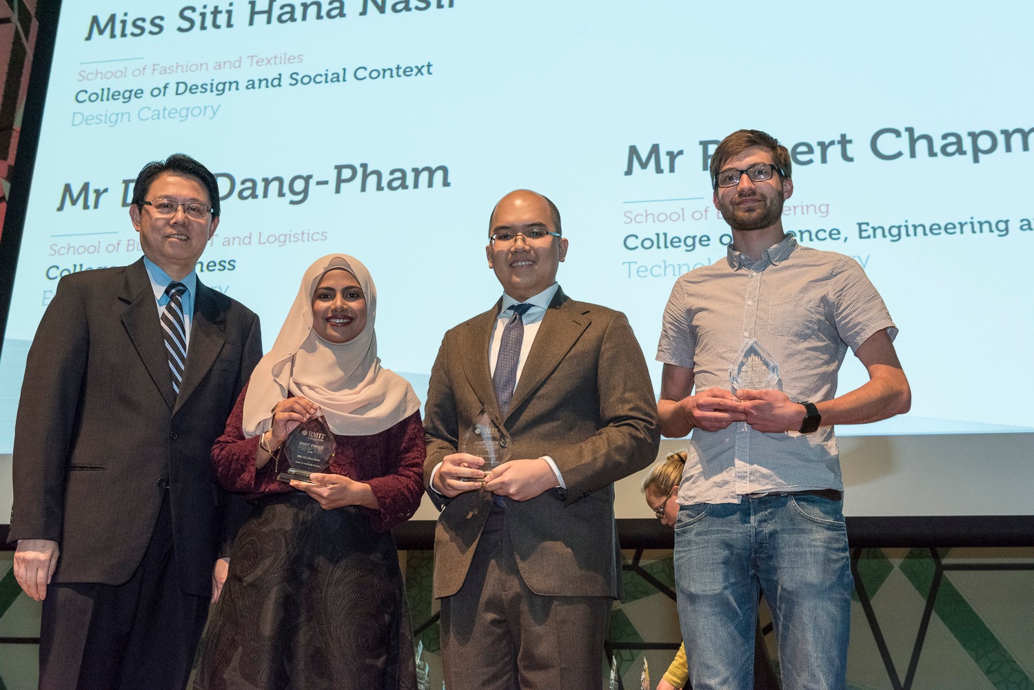RMIT Vietnam Alumnus Duy Dang-Pham (second from right) was presented with the RMIT Prize for Research Impact – Higher Degree by Research (in the category of Enterprise).