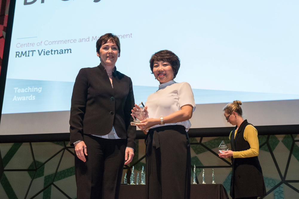 Dr Quach Thuy Quynh accepts the 2016 A4 RMIT Vietnam Higher Education Award at a ceremony in Melbourne.