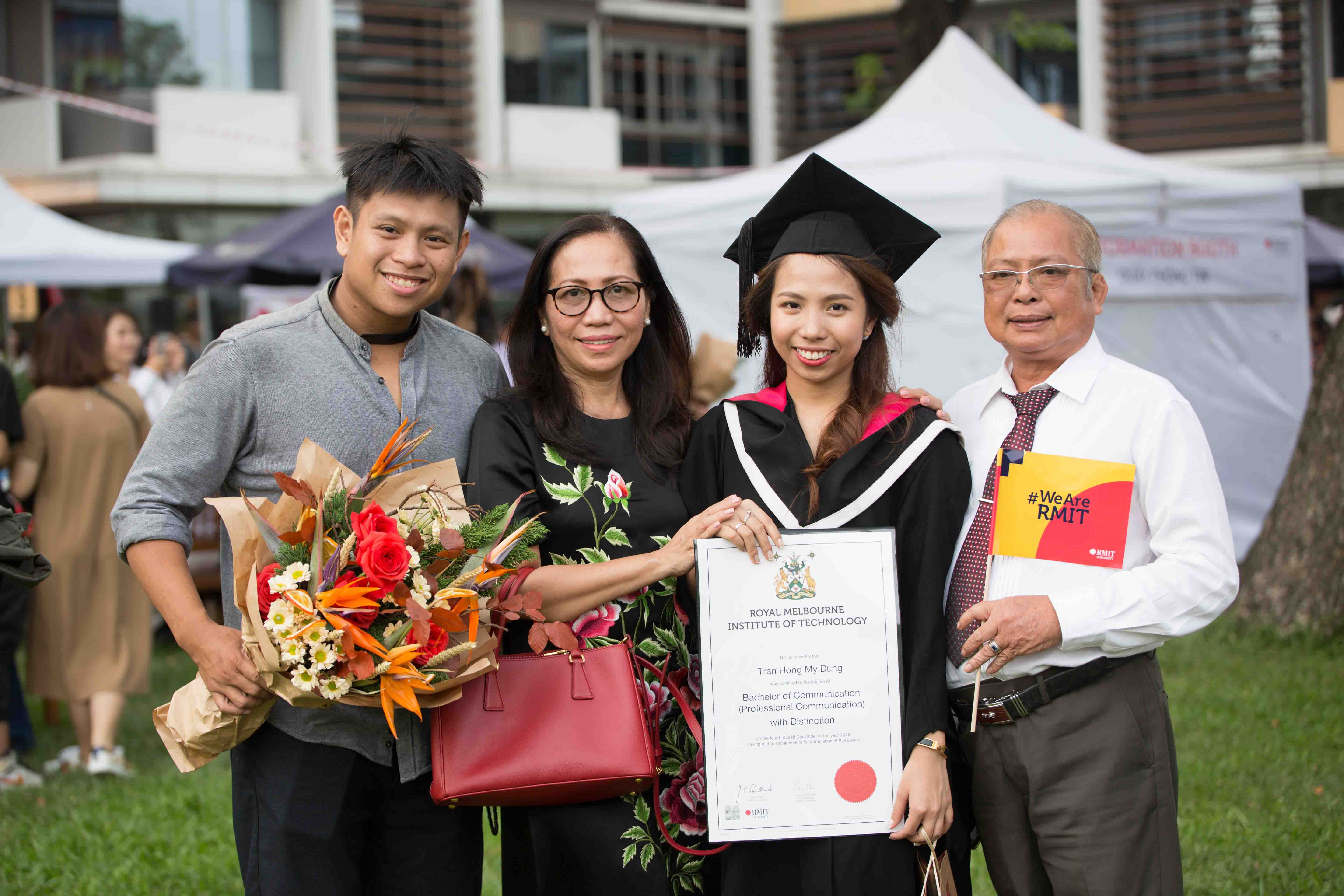 Cindy cùng gia đình và bạn bè trong lễ tốt nghiệp của cô vào cuối năm 2018. 