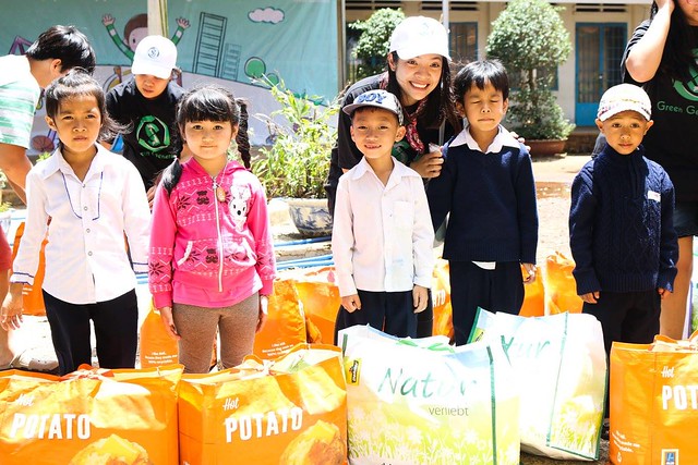 Đặng Thanh Hà (thứ ba từ phải sang) và các Sứ giả xanh tặng quà cho các em học sinh trường Tiểu học Quang Hiệp.