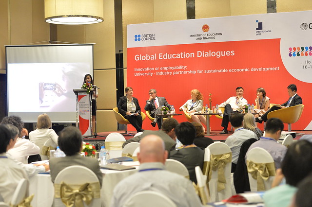 Nguyễn Hồ Thảo Nguyên trình bày về khả năng được tuyển dụng của sinh viên tại Đối thoại giáo dục toàn cầu 2016..