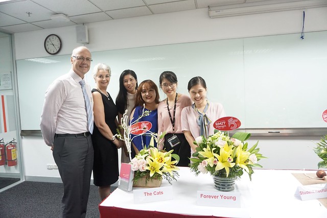 Đội chiến thắng cuộc thi cắm hoa tại cơ sở Hà Nội chụp hình cùng các giám khảo.