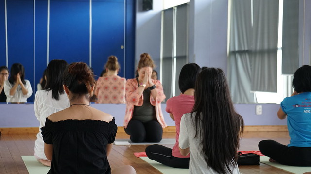 Nhân viên và sinh viên tham gia buổi thực tập Yoga của hướng dẫn viên Suzanne Vian.