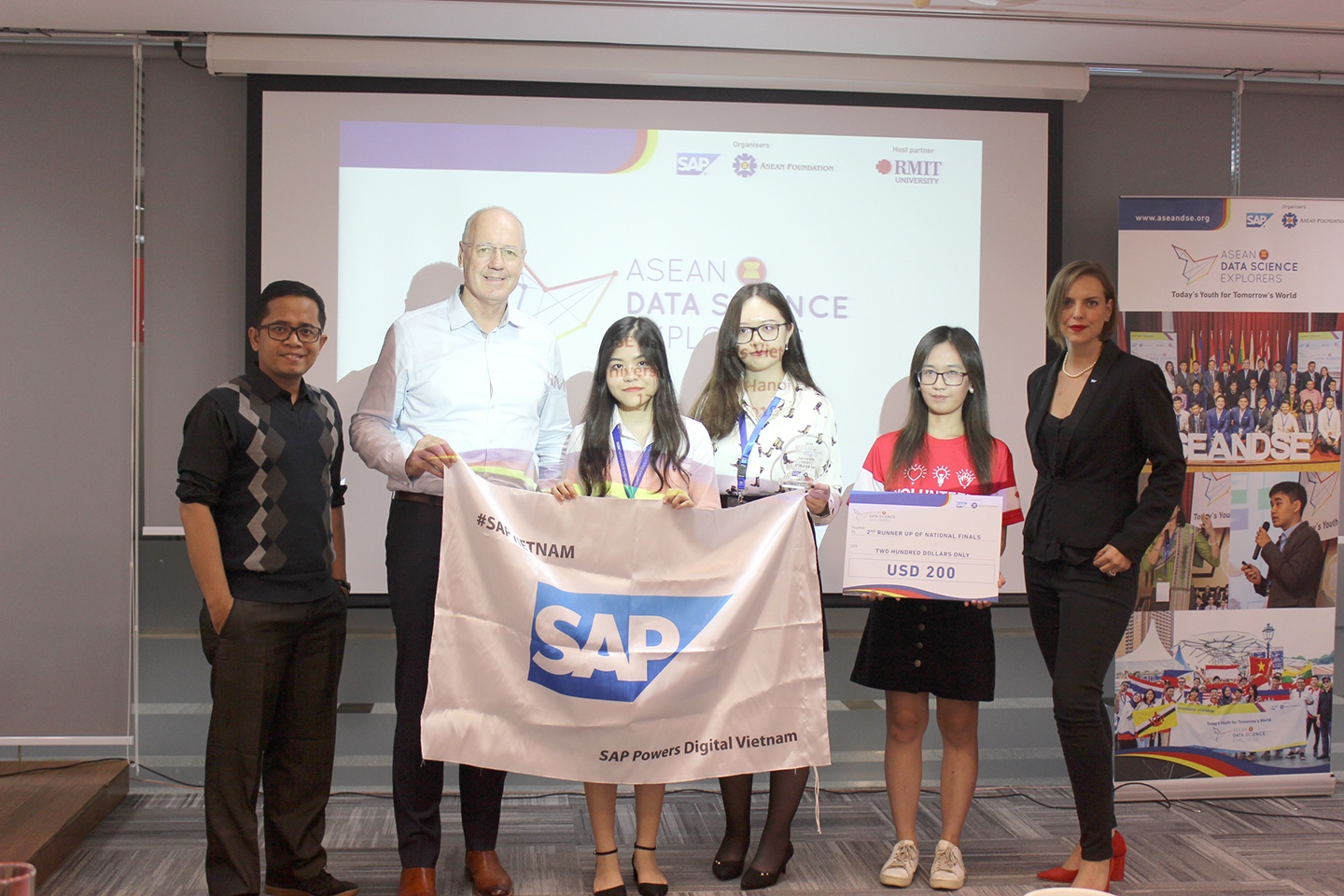 RMIT students Ngo Thi Minh Thu and Tran Phuong Thao (team Data Miners) presented on affordable surgical costs and won third place in the competition.