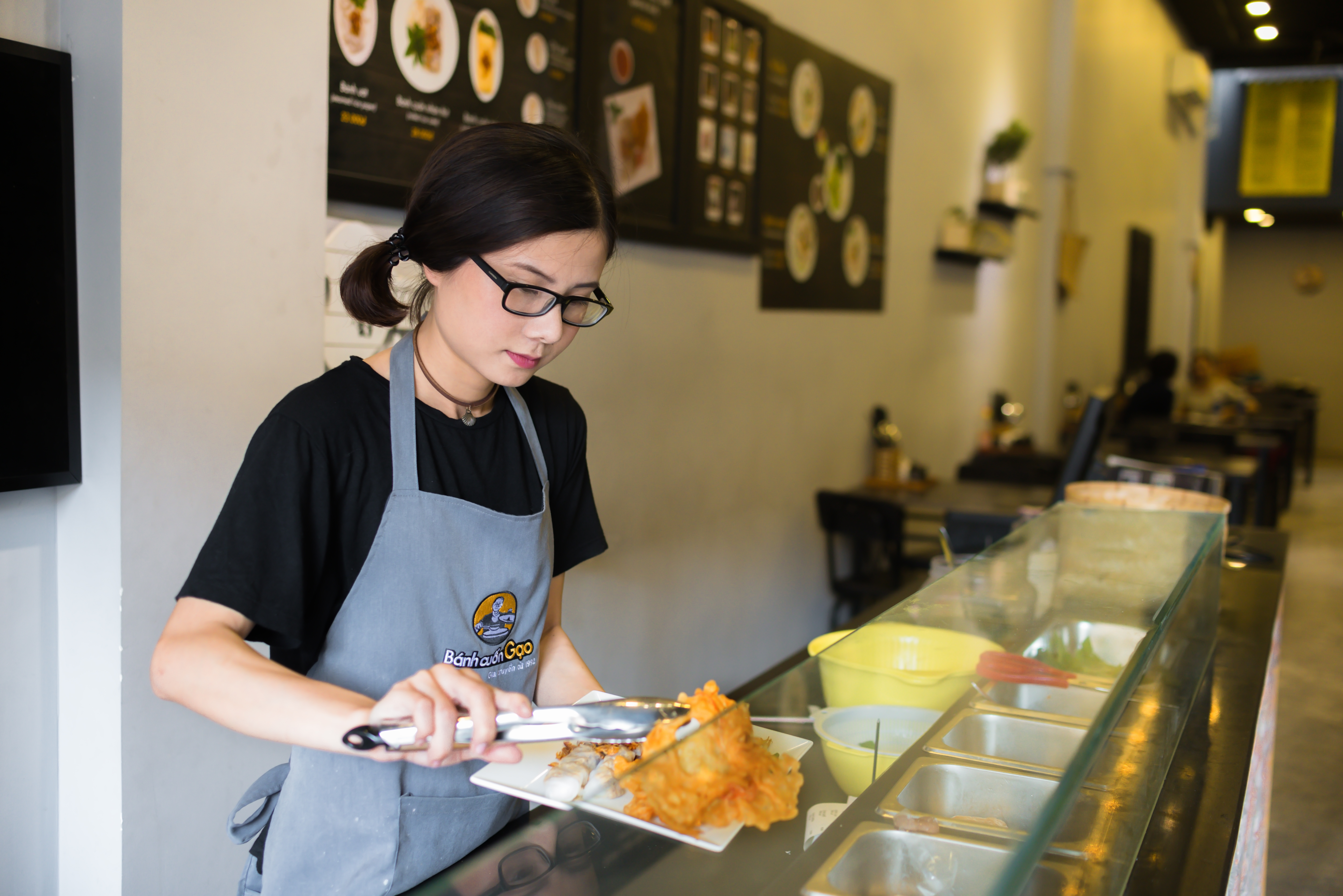 Dang Ngoc Trinh prepares food for costumers