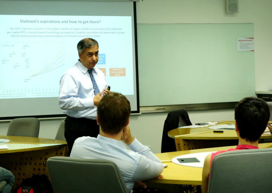 Dr Sandeep Mahajan presents to RMIT Vietnam staff, students and alumni at Hanoi City campus on 22 June 2016.