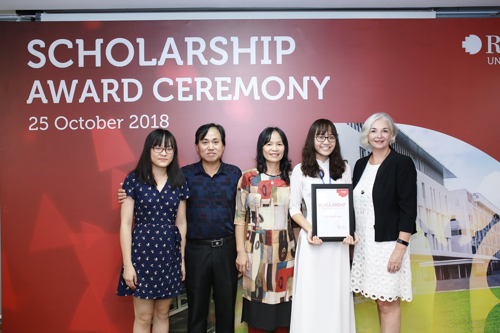 Lê Hoàng Yến - sinh viên Cử nhân Kinh doanh (Kinh tế & Tài chính), cơ sở Hà Nội - chụp ảnh cùng Giáo sư Gael McDonald và gia đình.