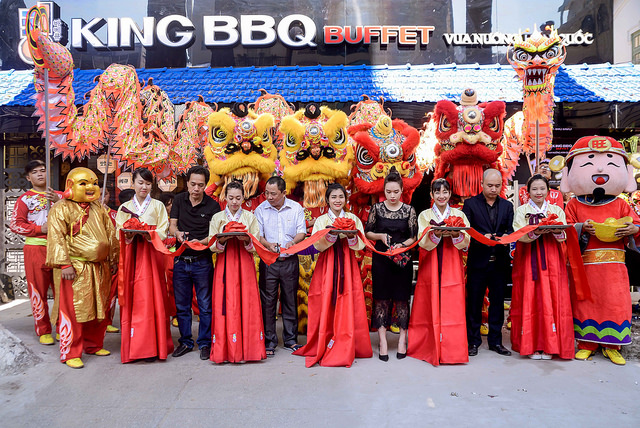 Hoàng Tiến Sỹ và Phùng Thị Thanh Lan (mặc trang phục đen từ phải sang) tại buổi khai trương nhà hàng "King BBQ Sương Nguyệt Ánh"