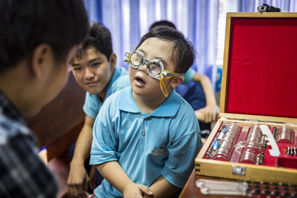 Huy, một bé tại Trung tâm Bảo trợ trẻ em, lần đầu được nhìn rõ nhờ hỗ trợ của sinh viên Đại học RMIT.