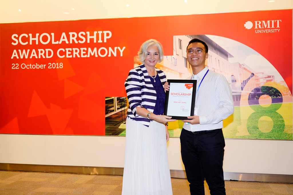 Ngo Viet Dung receiving the President’s Scholar award from Prof Gael McDonald, which covers 100 per cent of the University’s tuition fees.				