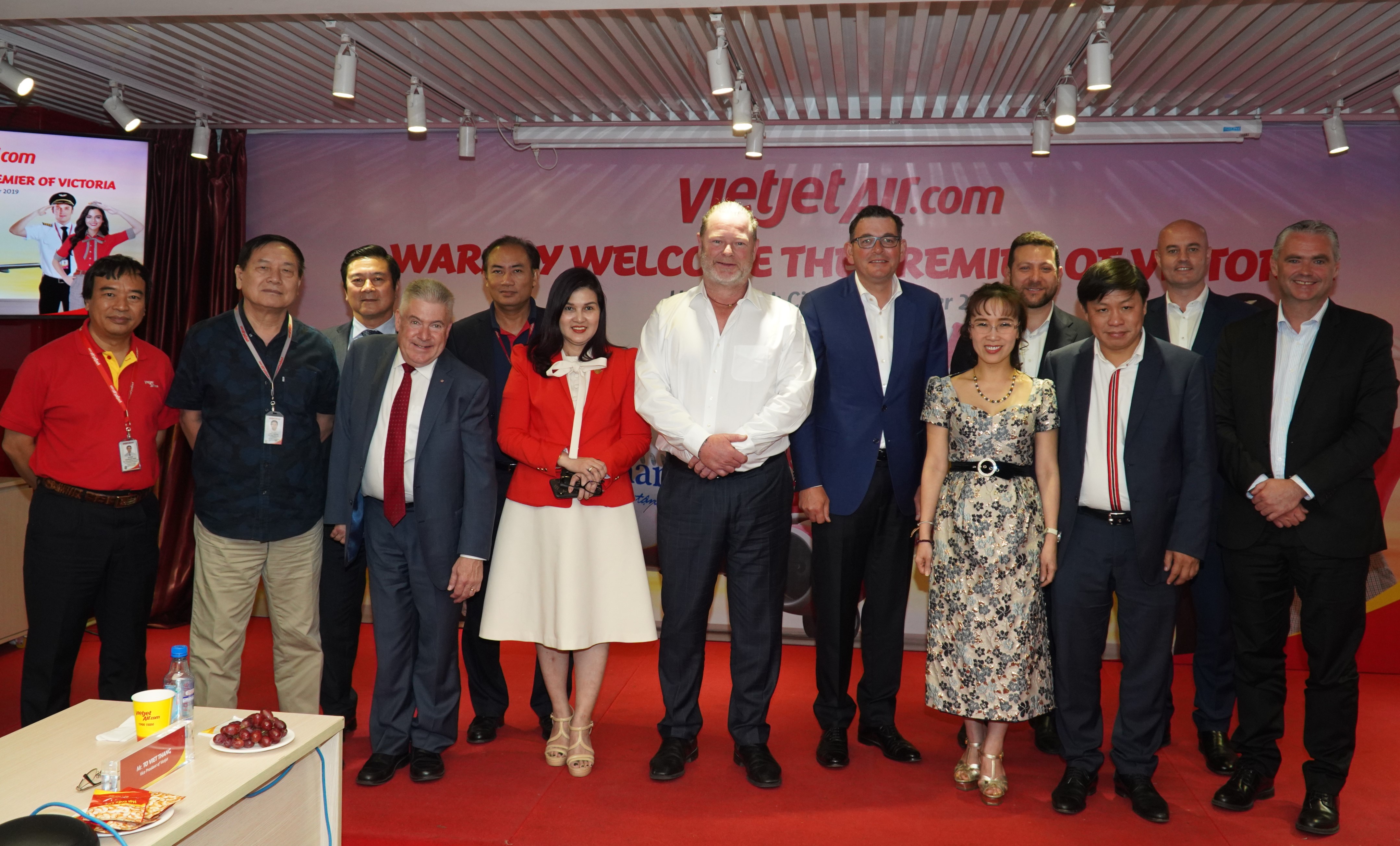 RMIT Vice-Chancellor and President Martin Bean CBE (4th from left) announced RMIT’s investment in a state-of-the-art flight simulator during an event at VietJet Air headquarters yesterday in the presence of Victorian Premier, the Hon. Daniel Andrews MP (6th from right), and VietJet President and CEO Nguyen Thi Phuong Thao (5th from right).  