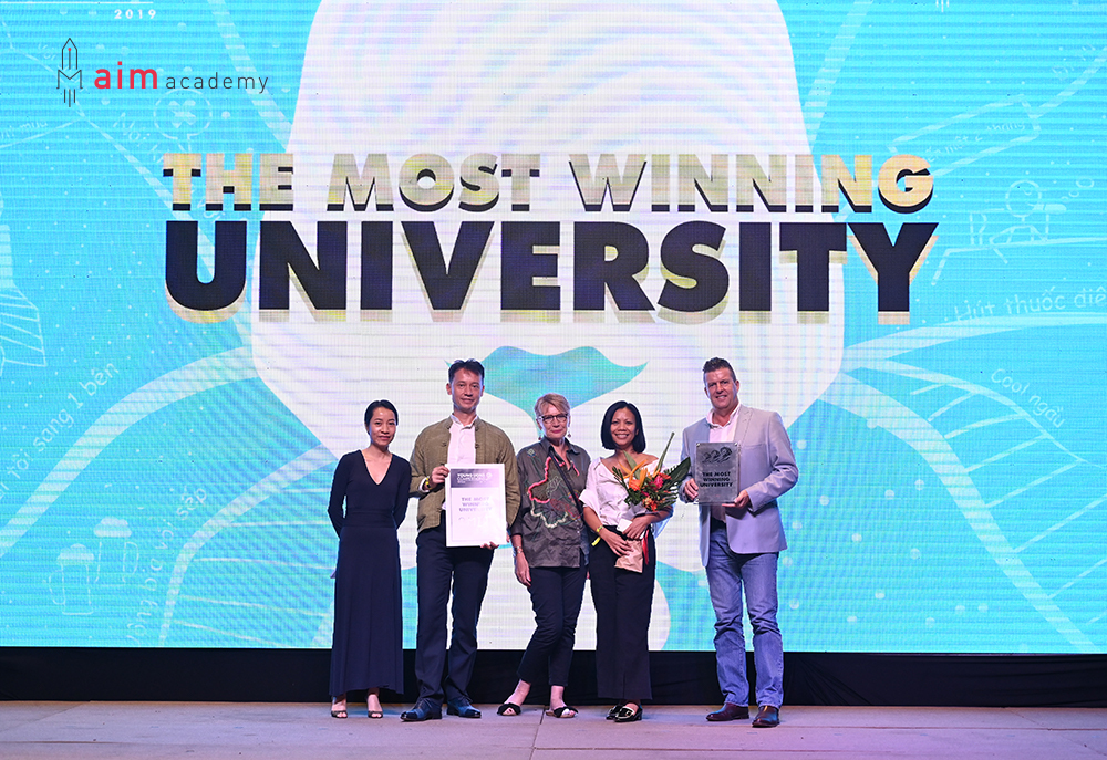 Phó Hiệu trưởng phụ trách Đào tạo kiêm Trưởng Khoa Truyền thông & Thiết kế Giáo sư Rick Bennett cùng các đồng nghiệp nhận giải “The Most Winning University” tại Vietnam Young Lions 2019.