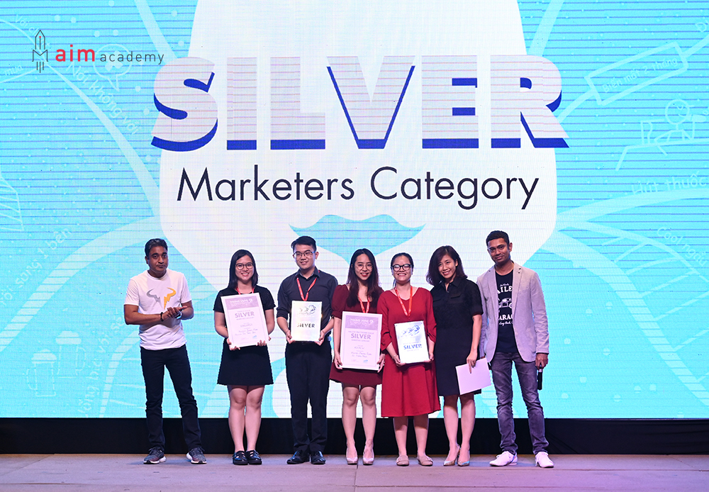 RMIT students Nguyen Quang Huan and Nguyen Thi Truc Van won silver in the Marketers category, Student League.