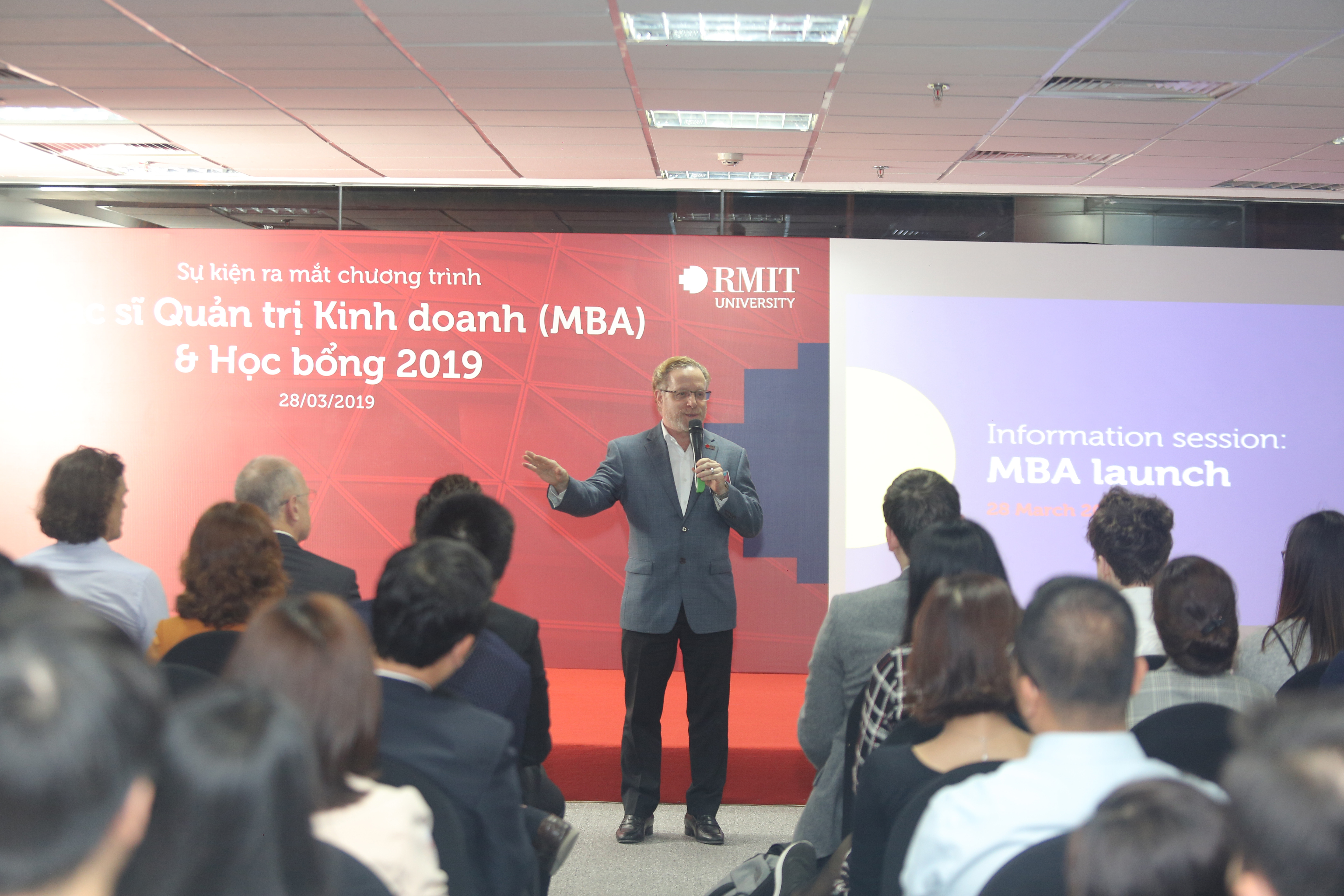 Phó giáo sư Victor Kane, Trưởng phòng Đào tạo sau đại học khu vực châu Á RMIT, phát biểu tại buổi ra mắt chương trình MBA ở Hà Nội.