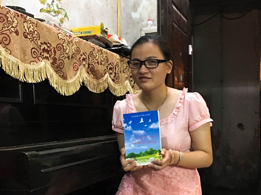 Nghiem Thu Loan introduced her new book Giấc mơ nơi thiên đường (Dreams in Heaven).  