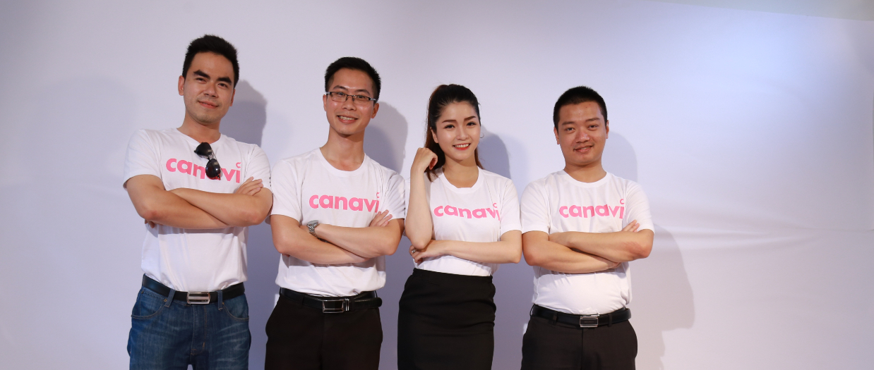 Nguyen Hoang Hai (second from left) with his team while filming a promotion video for Canavi.vn