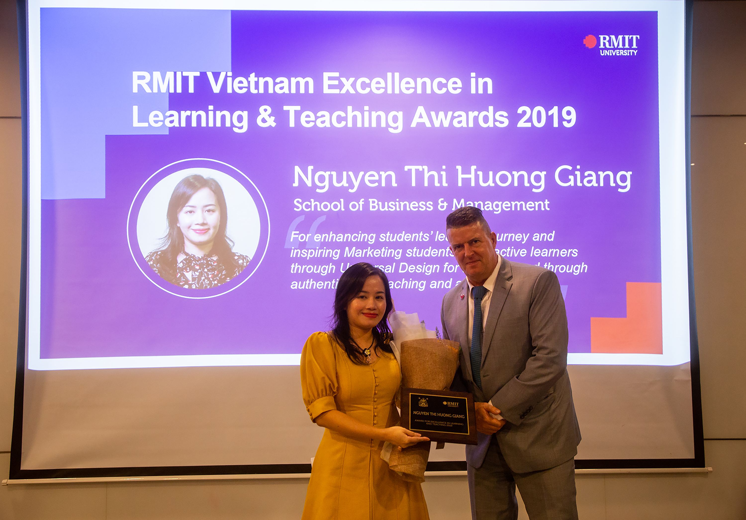 Cô Nguyễn Thị Hương Giang, giảng viên ngành Digital Marketing từ Khoa Kinh doanh và Quản trị, được trao giải Cống hiến hết mình cho việc học của sinh viên nhờ tác động mạnh mẽ lên trải nghiệm học của sinh viên theo học ngành cô. 