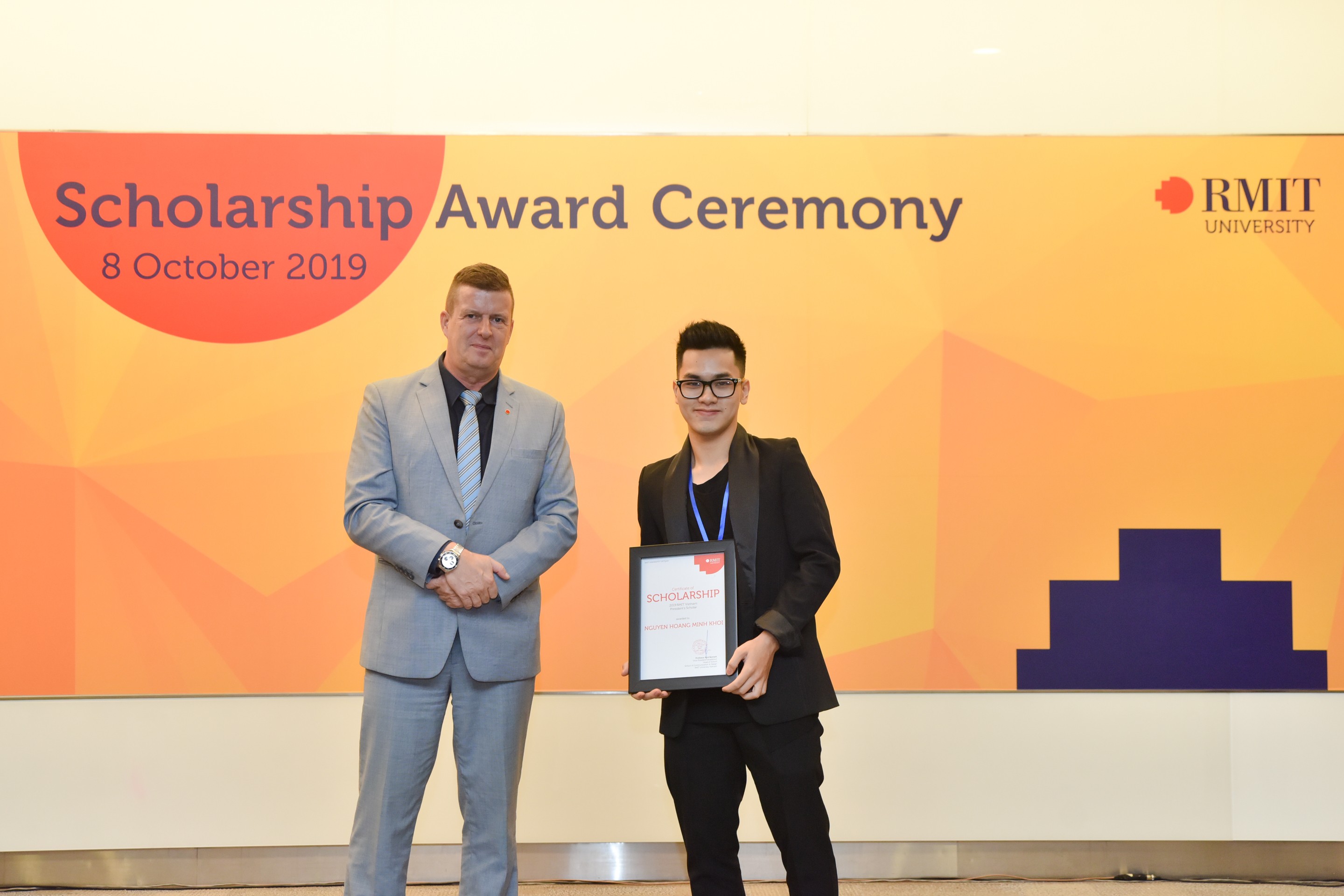 Nguyen Hoang Minh Khoi received the President’s Scholarship from Vice-President Academic and Head of School of Communication & Design, Professor Rick Bennett at the RMIT Scholarship Award Ceremony.  