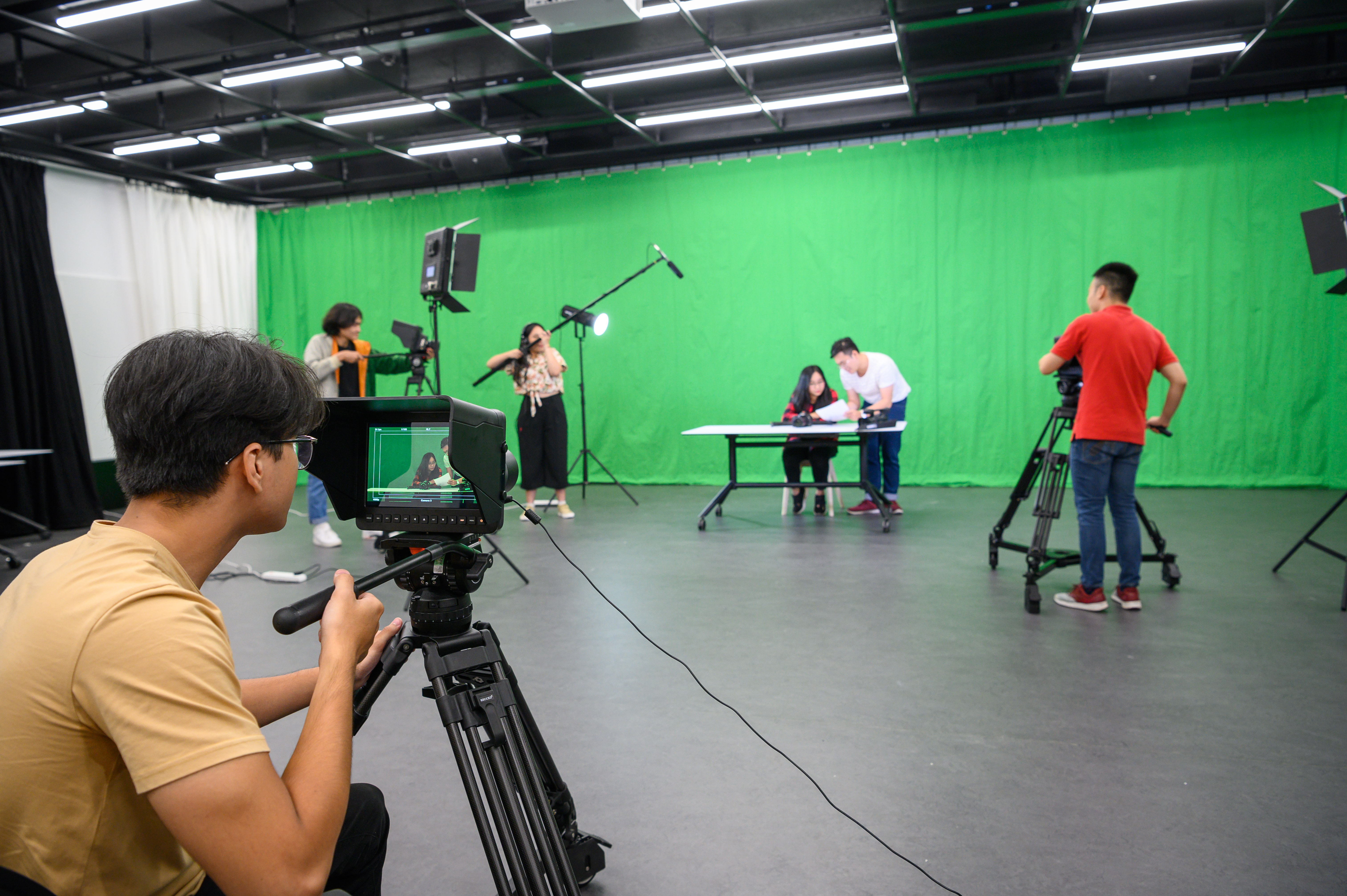 Sinh viên ngành Sản xuất phim kỹ thuật số được trải nghiệm học tập và thực hành trong studio đa phương tiện được trang bị đầy đủ camera, ánh sáng và các thiết bị hậu kỳ. 