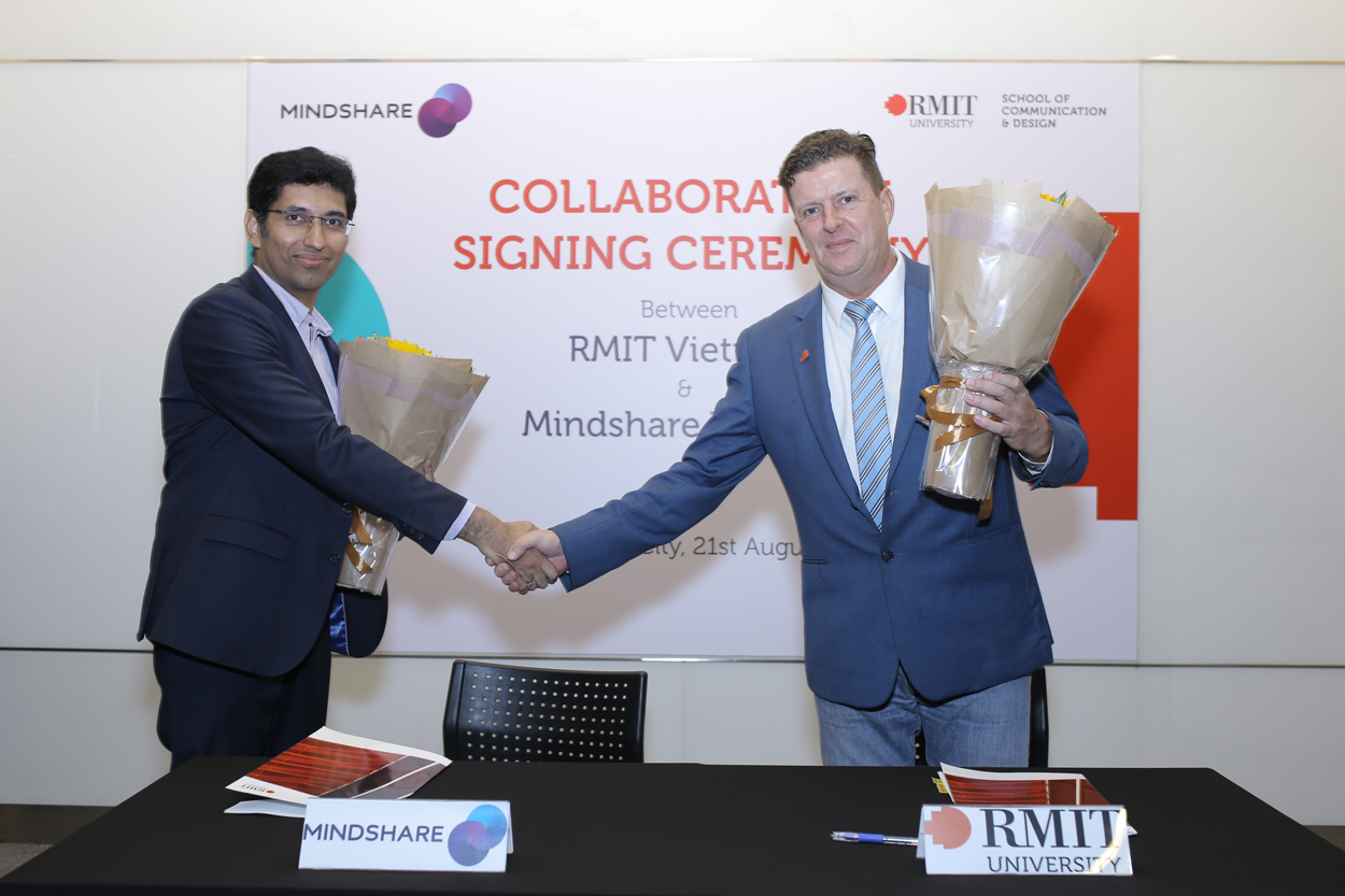 (From left) Mr Shankar Rajagopal (Country Head of Mindshare Vietnam) and Professor Rick Bennett (RMIT Vietnam Vice-President Academic and Head of School of Communication & Design) in the signing ceremony.  