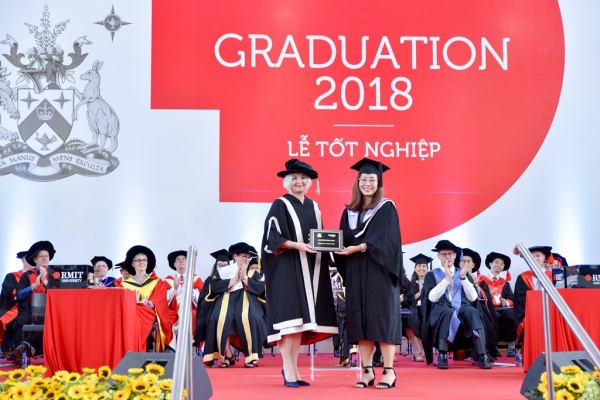 RMIT Vietnam’s President Professor Gael McDonald presenting the President's Award to Bachelor of Economics and Finance graduate Nguyen Kim Hao. RMIT Vietnam’s President Professor Gael McDonald presenting the President's Award to Bachelor of Economics and Finance graduate Nguyen Kim Hao.