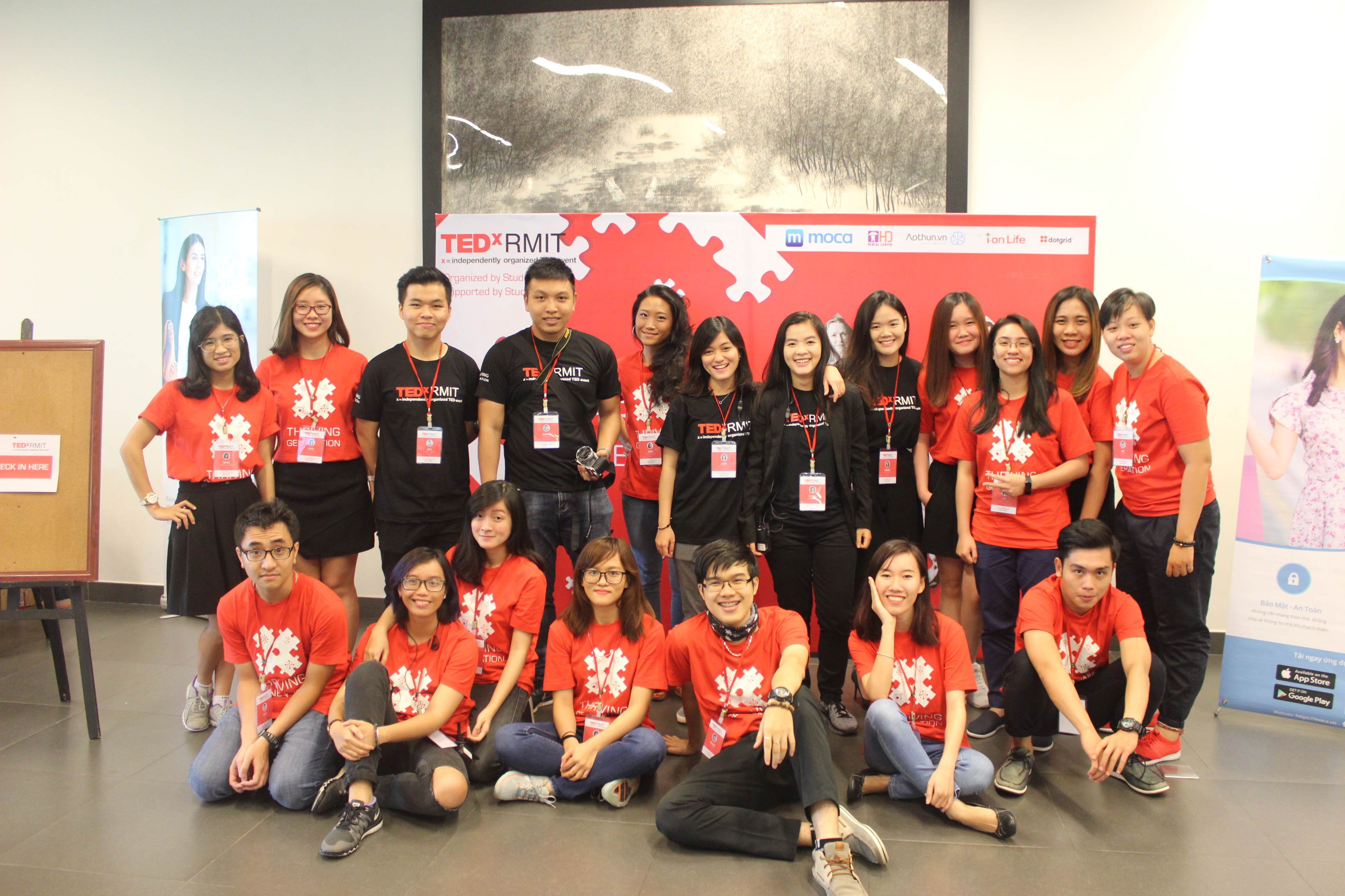 Nhóm sinh viên tổ chức TEDxRMIT tụ họp để mừng thành công sau sự kiện.