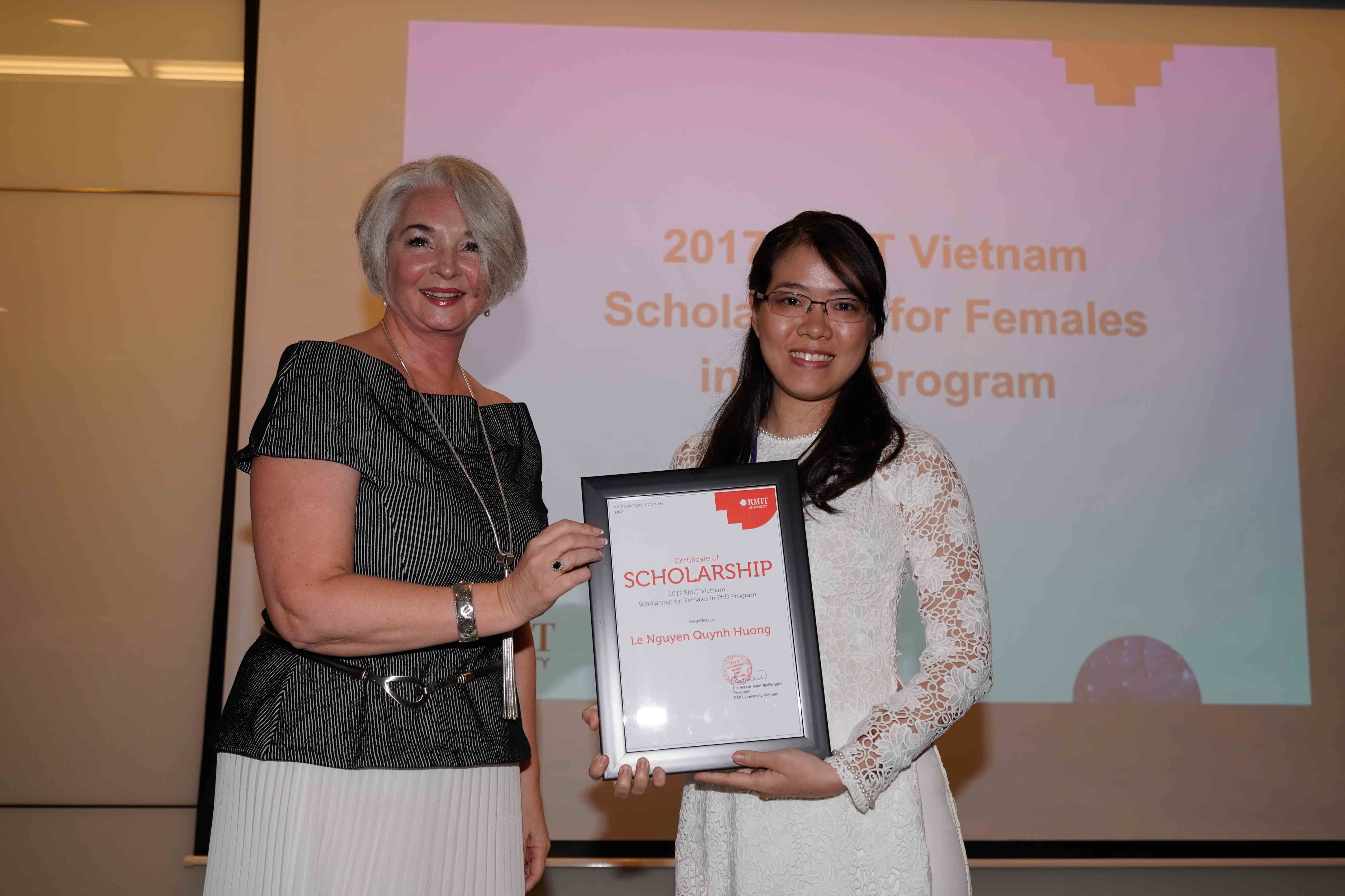 Giáo sư McDonald, Hiệu trưởng Đại học RMIT Việt Nam, trao học bổng chương trình Tiến sĩ cho cô Lê Nguyễn Quỳnh Hương.