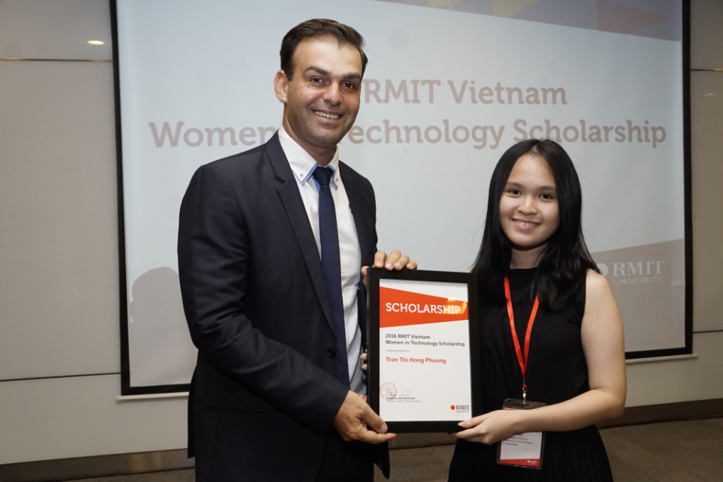 Sinh viên Trần Thị Hồng Phương (phải) nhận Học bổng Công nghệ dành cho nữ sinh Đại học RMIT Việt Nam năm 2016.