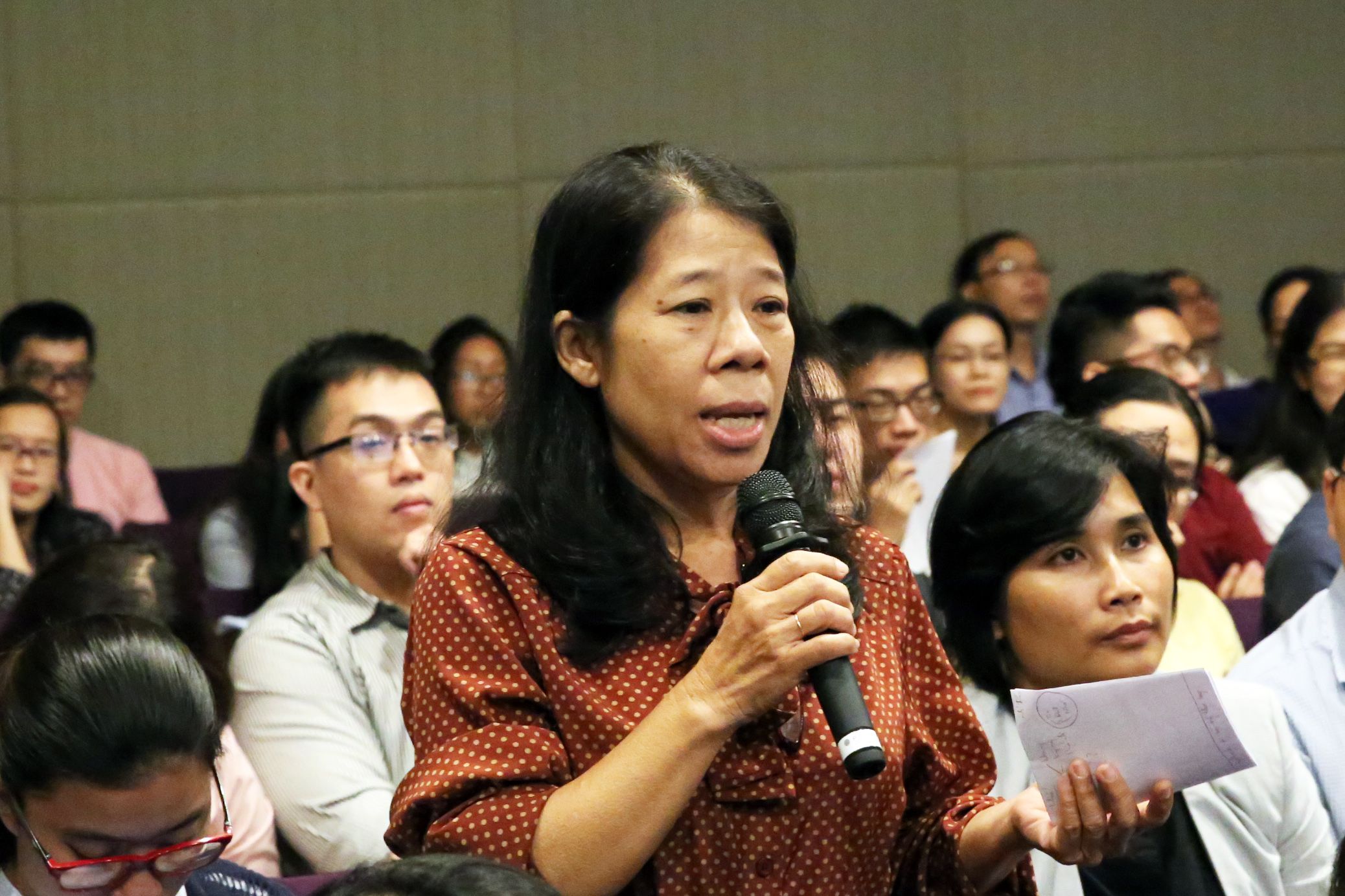 A participant asks a question during the presentation “Interpreting Personnel: How to find qualified interpreters?”.