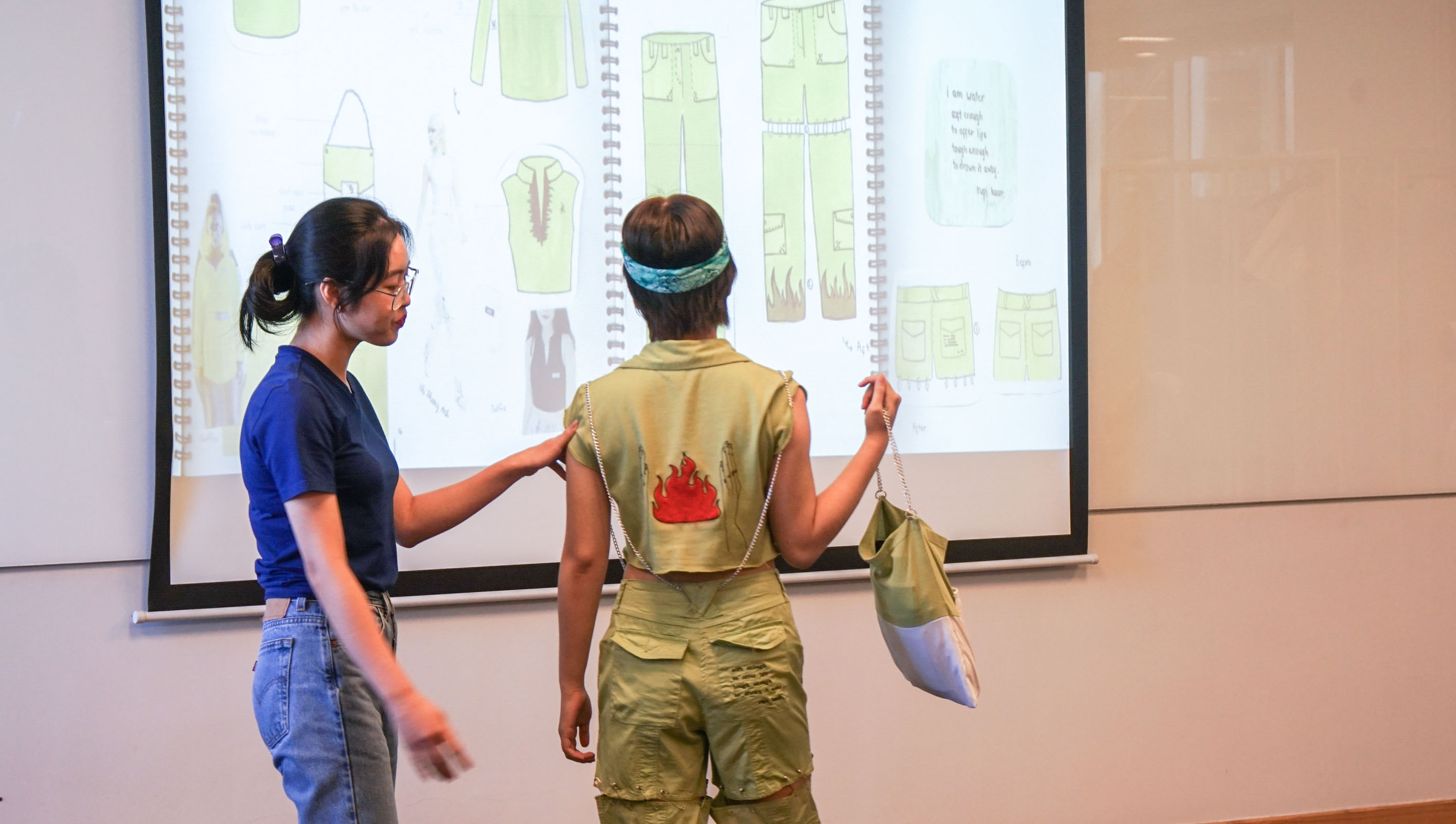 Sinh viên trình bày sản phẩm của mình với đại diện H&M, Trưởng nhóm bộ môn Thiết kế tại RMIT Việt Nam Giáo sư Julia Gaimster, Chủ nhiệm bộ môn Thời trang Nina Yiu giảng viên ngành thời trang Tiến sĩ Rajkishore Nayak.