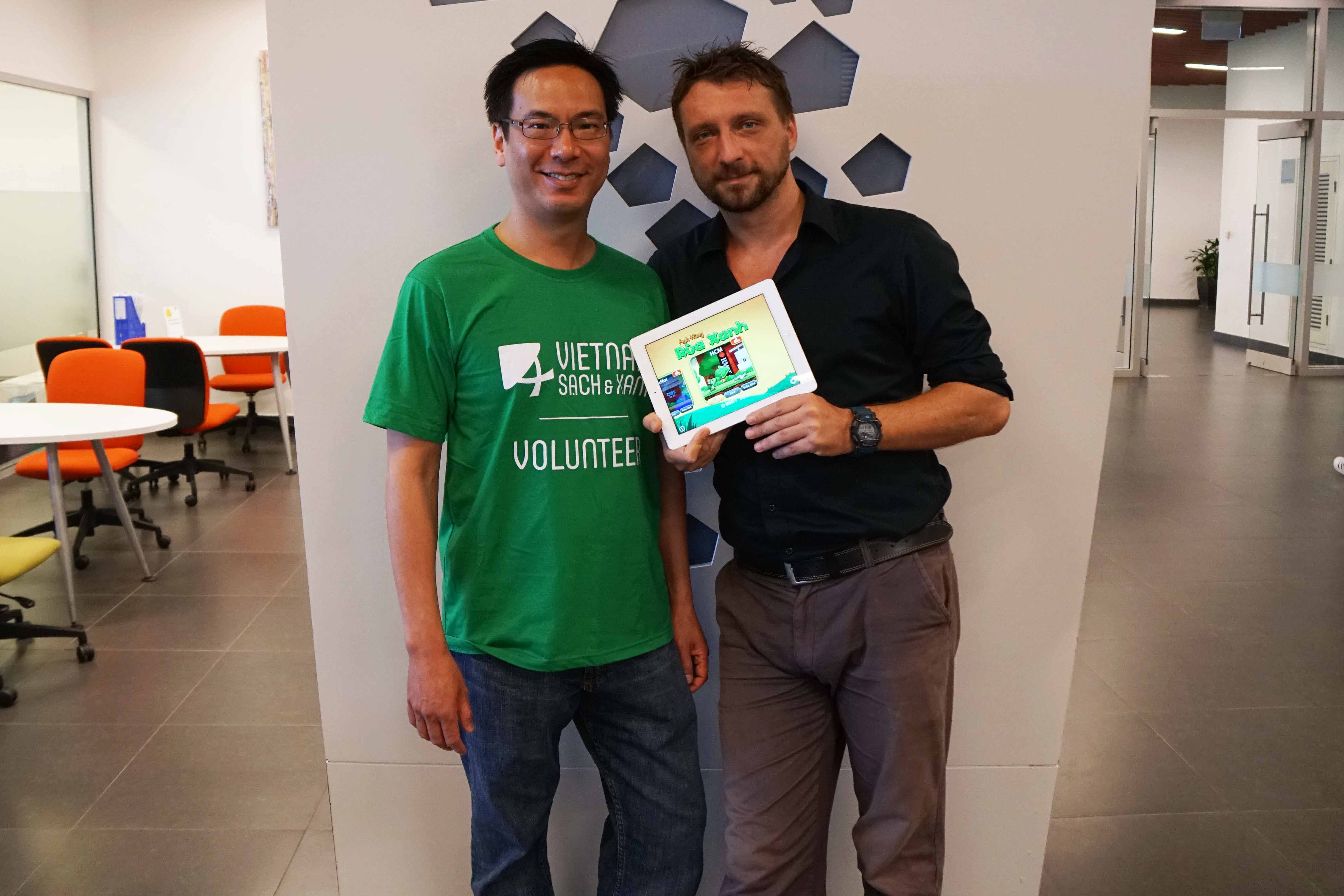 Ông Nguyễn Hữu Nhân (trái) và Tiến sĩ Brian McCauley hợp tác xây dựng ứng dụng điện thoại chống xả rác.
