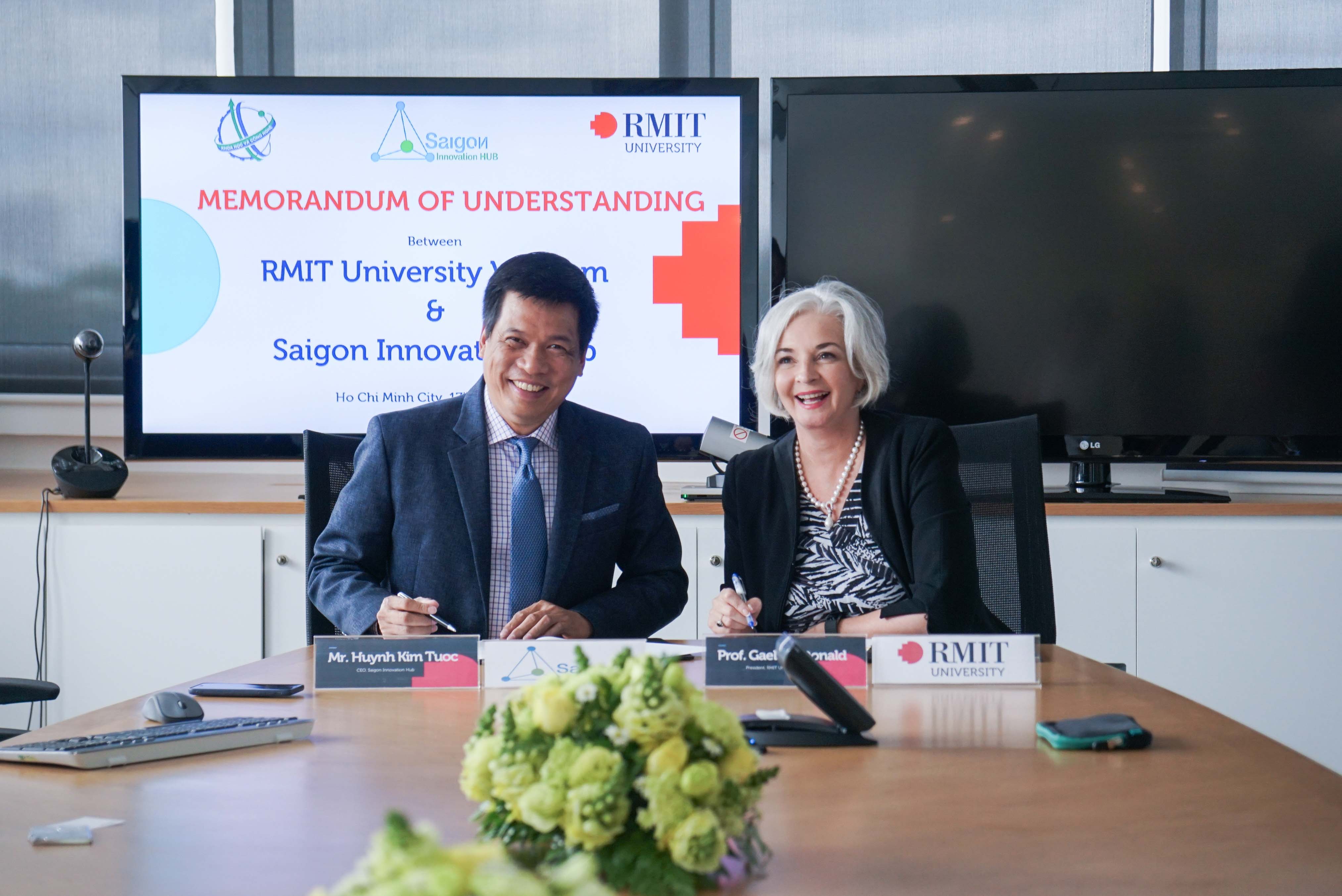 Mr Huynh Kim Tuoc (Managing Director of SIHUB) and Professor Gael McDonald (President of RMIT Vietnam) signed a Memorandum of Understanding to boost Ho Chi Minh City and region’s startup and innovation ecosystem.