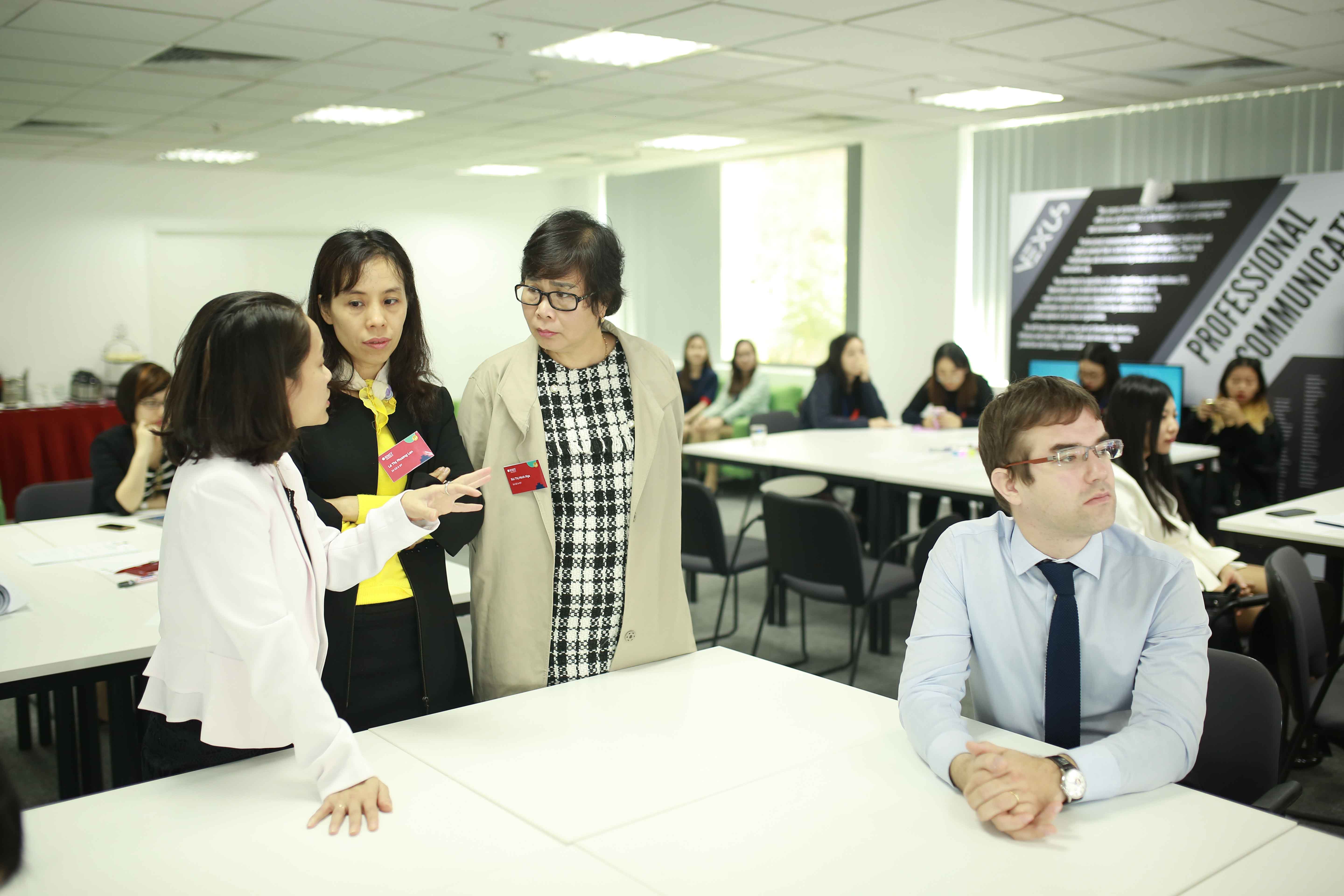 Ms Bui Thi Minh Nga (middle), Deputy Manager, High school Education Department, DOET, Hanoi attended the seminar. 