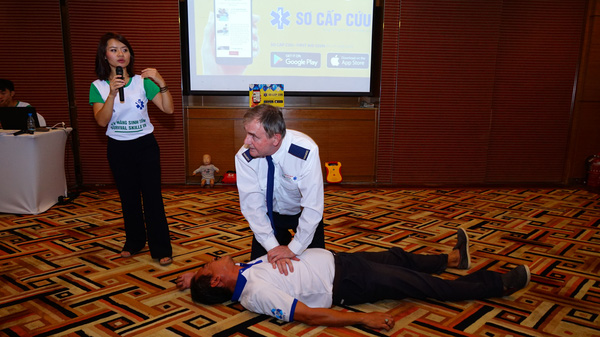 Tony Coffery, a first-aid expert who has delivered training for over 20 years, demonstrates a life-saving first-aid skill. Mr Coffery serves as the medical consultant for the Survival Skills Vietnam project. 