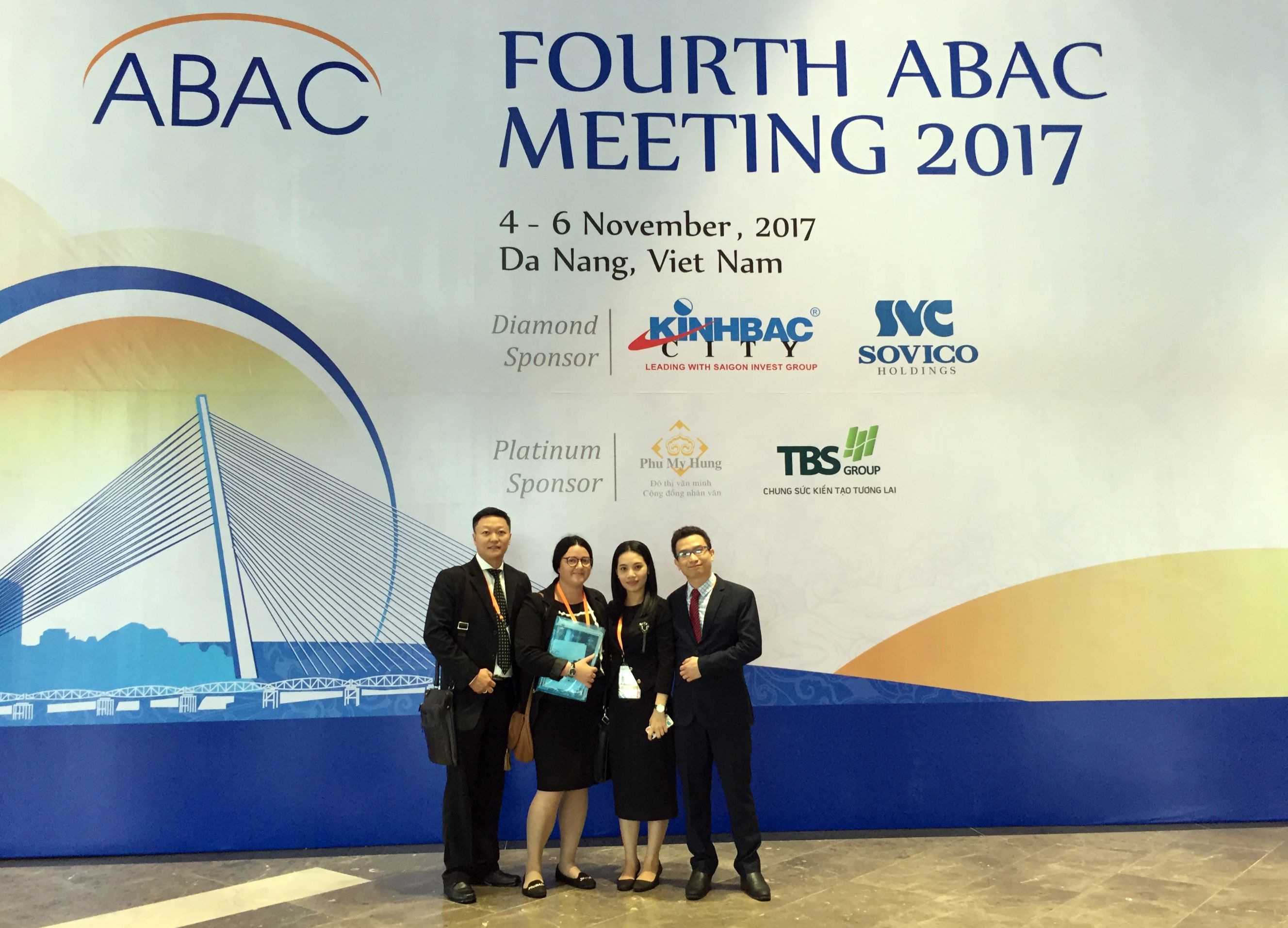 Nhóm sinh viên ngành Thạc sĩ Quản trị kinh doanh và Thạc sĩ Quản trị kinh doanh (Cấp quản lý), Đại học RMIT Việt Nam và RMIT Úc, vừa thuyết trình với Tổ công tác của Hội đồng Tư vấn kinh doanh APEC (ABAC) tại Đà Nẵng