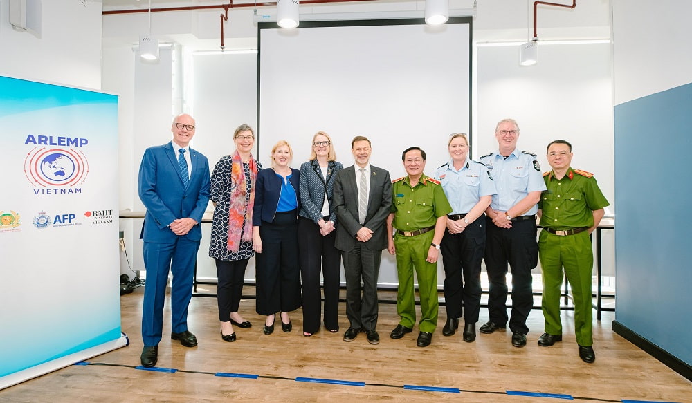 Các lãnh đạo đại diện cho Bộ Công an Việt Nam, Cảnh sát Liên bang Australia, Đại sứ quán và Lãnh sự quán Australia tại Việt Nam, cùng Đại học RMIT tham dự lễ khai giảng ARLEMP 55 (Ảnh: Đại sứ quán Australia tại Việt Nam).