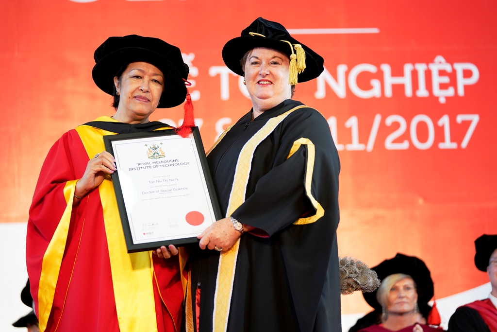 Thừa hành chủ tịch Hội đồng Đại học RMIT trao bằng Tiến sĩ Danh dự cho bà Tôn Nữ Thị Ninh, Chủ tịch Quỹ Hoà bình và Phát triển TP. Hồ Chí Minh.