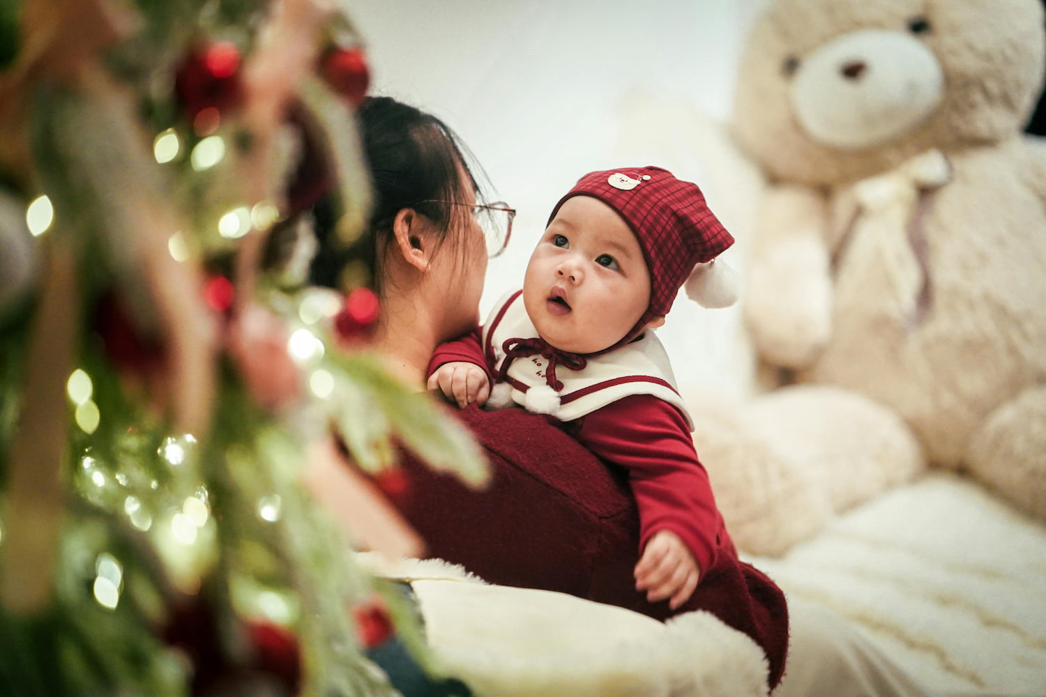 Chỉ riêng chính sách nghỉ thai sản không thể giải quyết gánh nặng chăm sóc. (Hình: Pexels) 