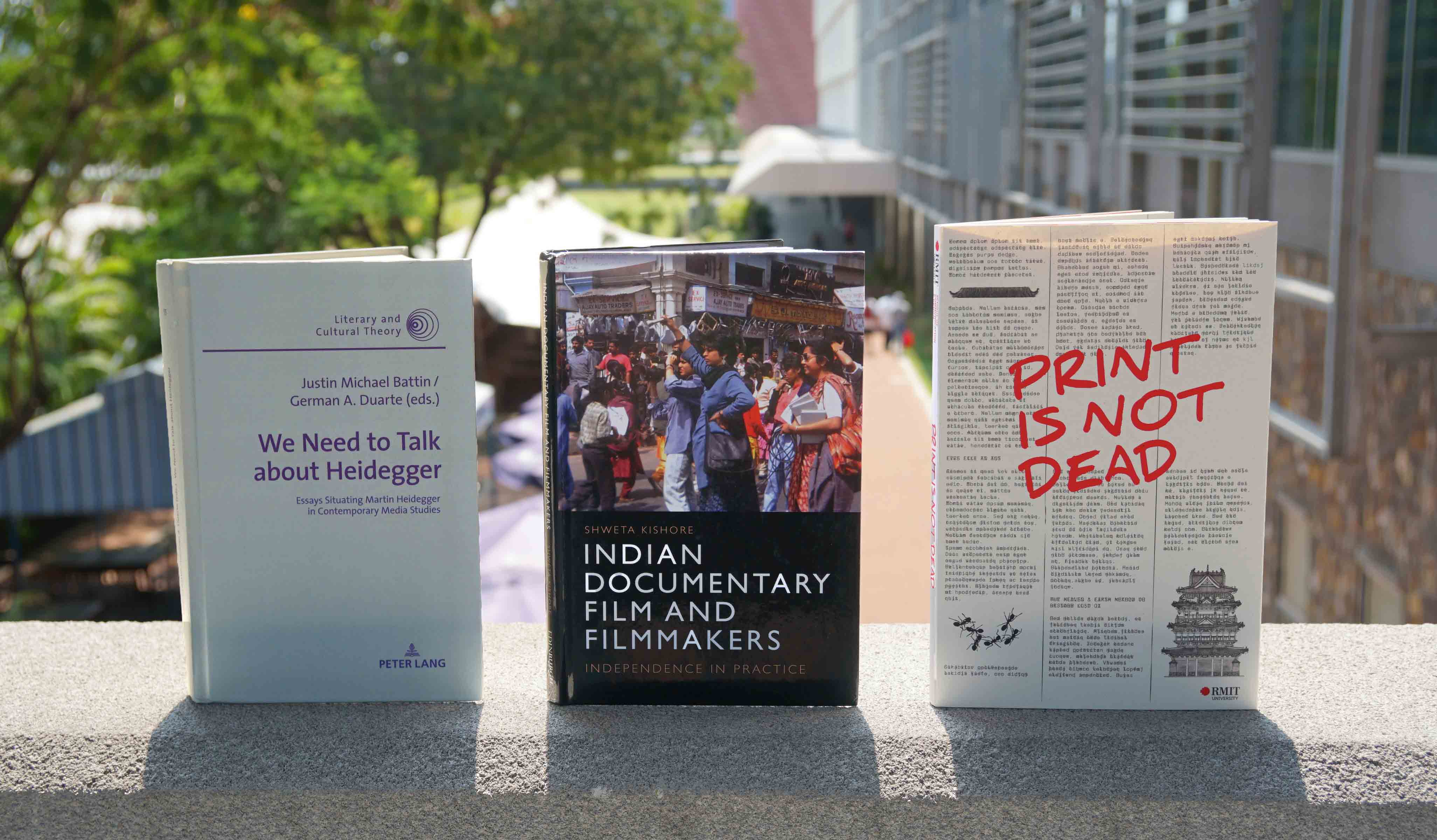 Tiến sĩ Justin Battin và Tiến sĩ Shweta Kishore (giảng viên RMIT Việt Nam) và Giáo sư Rick Bennett (Phó hiệu trưởng phụ trách Đào tạo kiêm Trưởng khoa Truyền thông và Thiết kế) đã xuất bản sách về nghiên cứu truyền thông đương đại, phim tài liệu về Ấn Độ và những nhà làm phim, và tầm quan trọng của in ấn.
