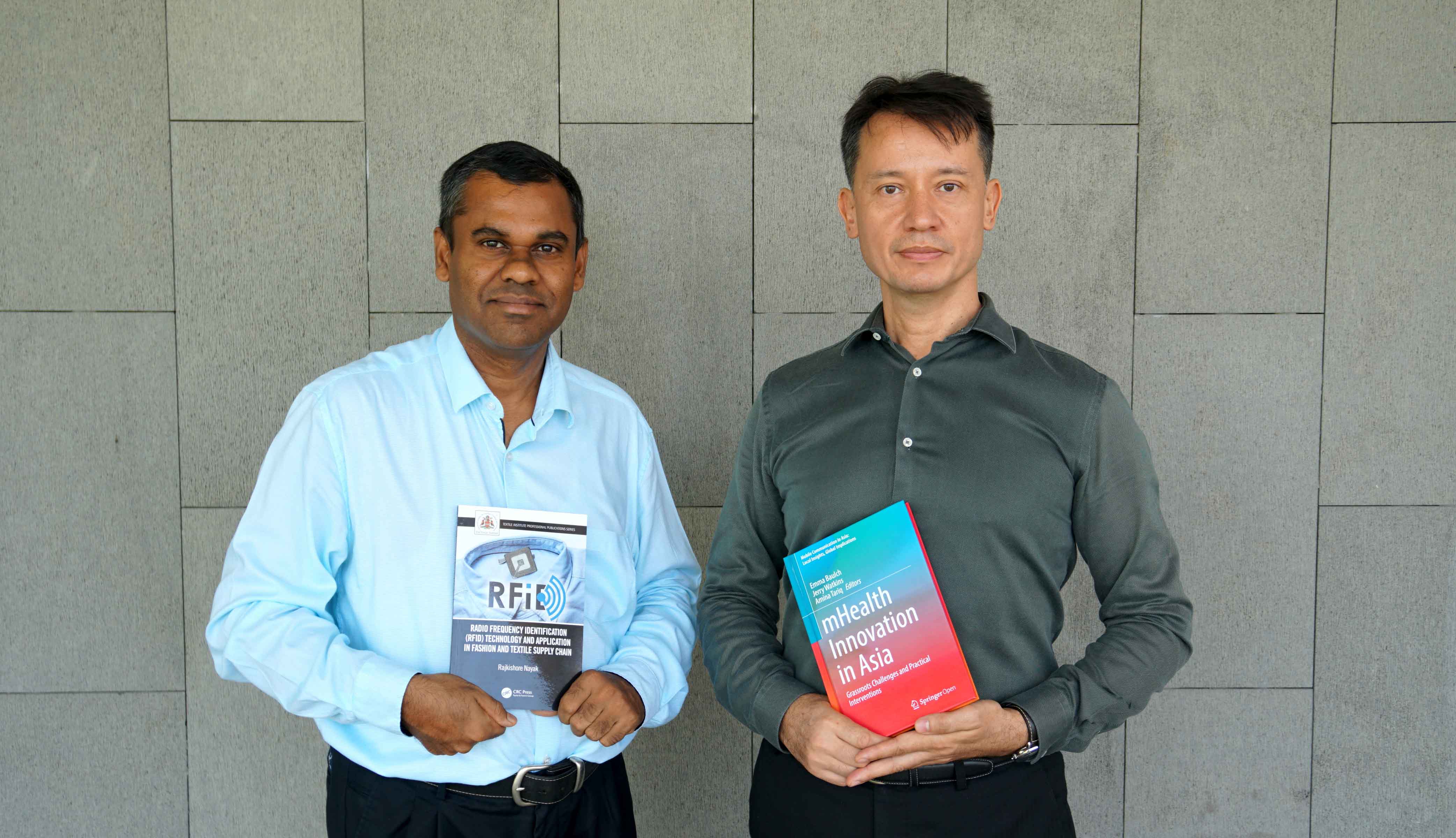 Tiến sĩ Rajkishore Nayak (giảng viên RMIT) và Phó giáo sư Jerry Watkins (Chủ nhiệm bộ môn Truyền thông) được tri ân vào Ngày Sách Thế giới nhờ những nghiên cứu của hai ông.