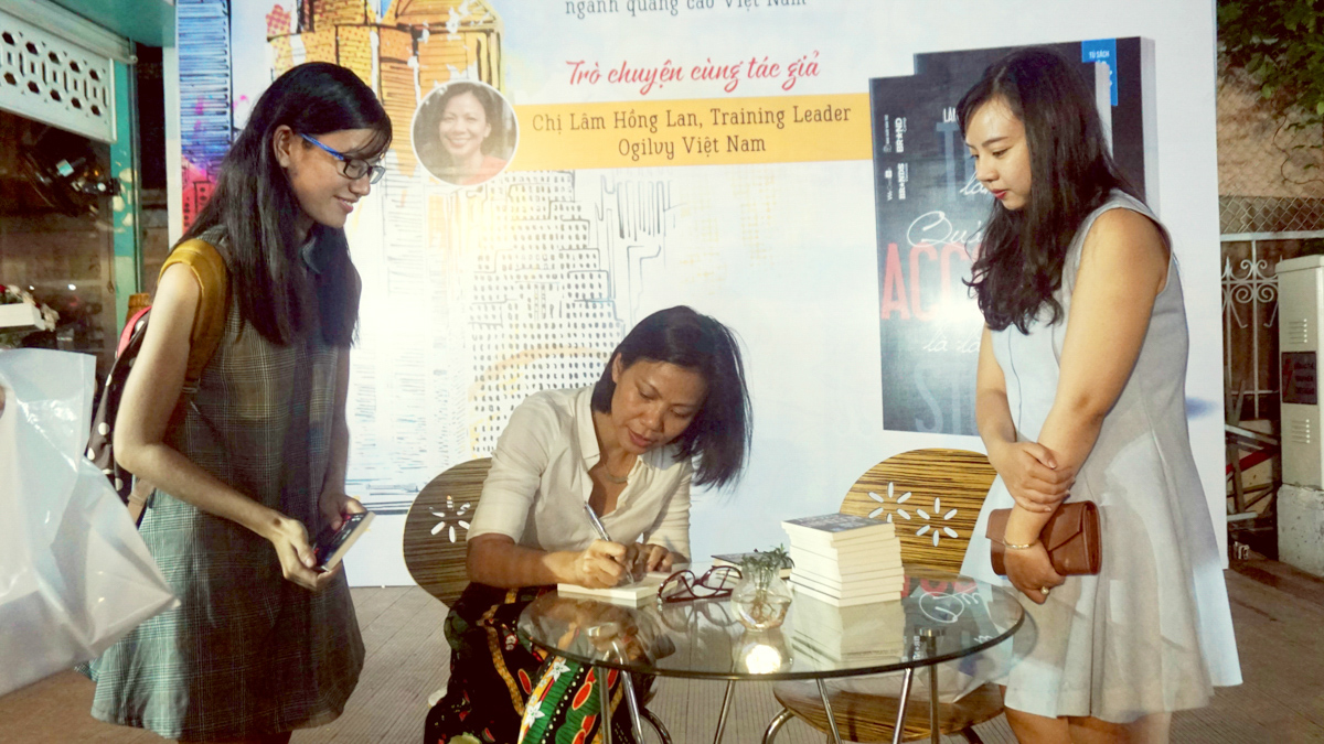 Lam Hong Lan signs copies of 'The Account Story' during a launch event for her book at Dep Cafe on 14 June.