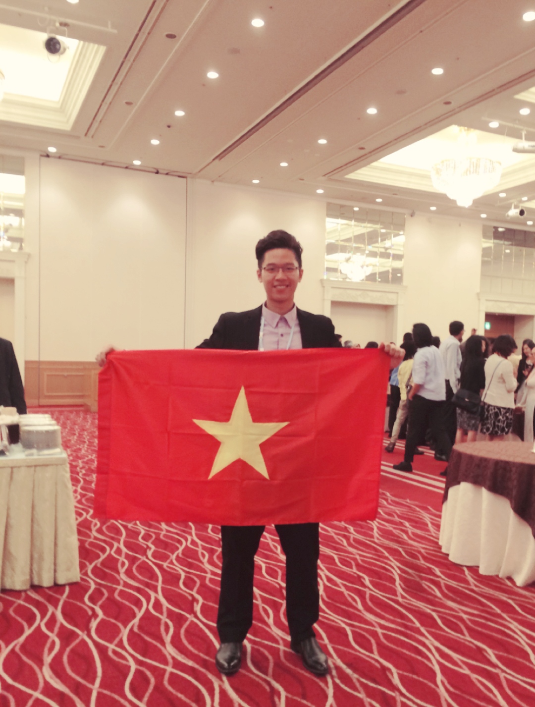 Nguyễn Vĩnh Bảo và lá cờ Việt Nam trong chuyến tham quan học tập JENESYS 2016.