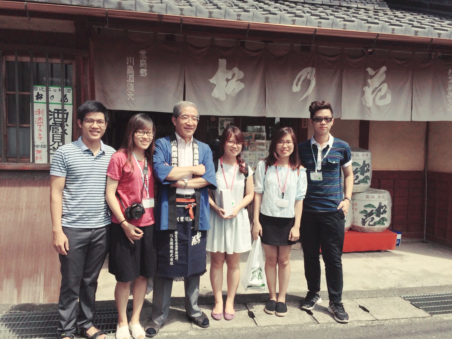 Bảo (ngoài cùng bên phải) và các bạn thăm nhà máy sản xuất rượu Sake.