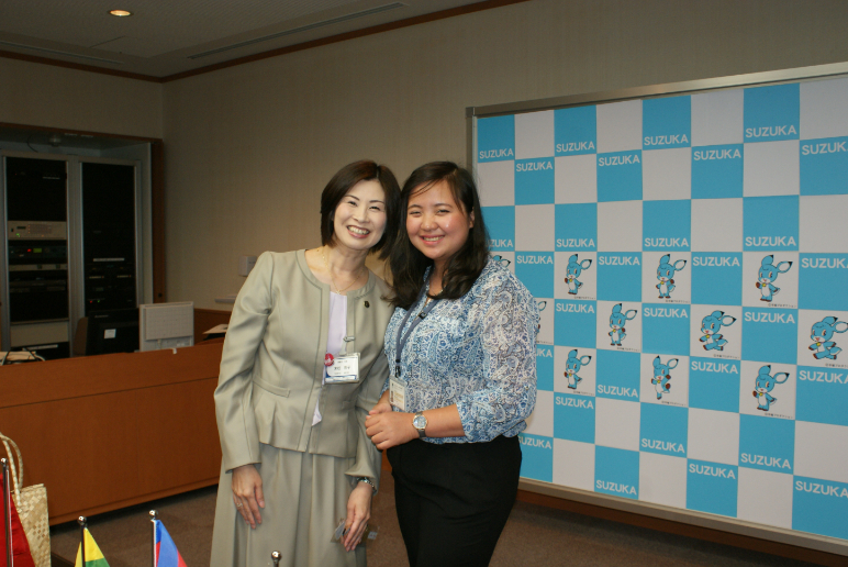 Nguyen Huyen Chau with the first female mayor of Suzuka City, Japan.