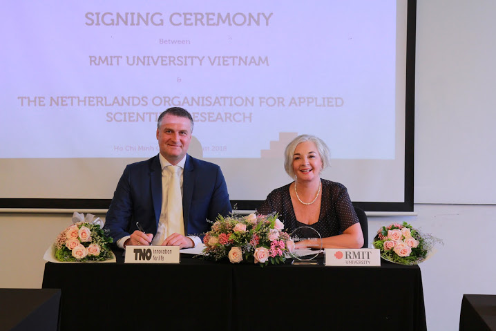 Giáo sư Gael McDonald - Hiệu trưởng RMIT Việt Nam và Tiến sĩ Mark van Staalduinen - Phó giám đốc TNO Đông Nam Á, ký Biên bản ghi nhớ tăng cường chuyên môn mạng tại Việt Nam vào ngày 22/8.