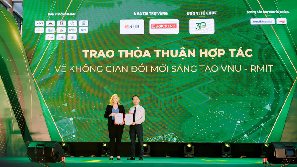 Tổng giám đốc Đại học RMIT Việt Nam Giáo sư Claire Macken và Viện trưởng Viện Công nghệ thông tin – ĐHQGHN PGS.TS Trần Xuân Tú tại phiên toàn thể của Hội nghị Xúc tiến đầu tư năm 2023 của ĐHQGHN. (Ảnh: RMIT)